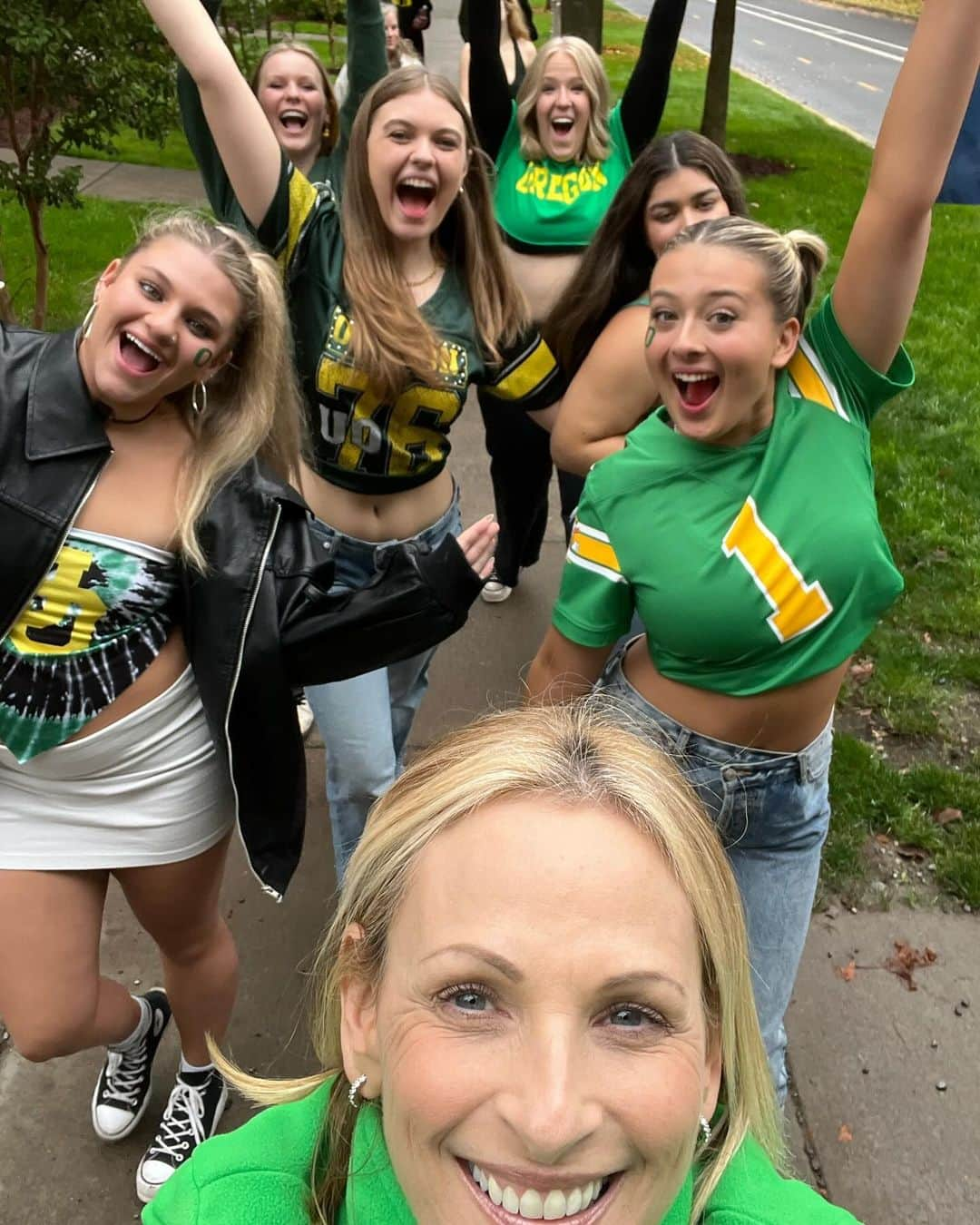 マーリー・マトリンのインスタグラム：「What an AMAZING weekend at UO with our youngest daughter!!! Family weekend turned out to be wild but worth every moment here in Eugene! Love you @isabelle.grandalski and loved seeing your friends everywhere we went! #kkg #sororitylife #universityoforegon GO DUCKS! #Frames #loveyoujohannamilliebutter #kevin 💚💛💚💛💚💛💚💛」