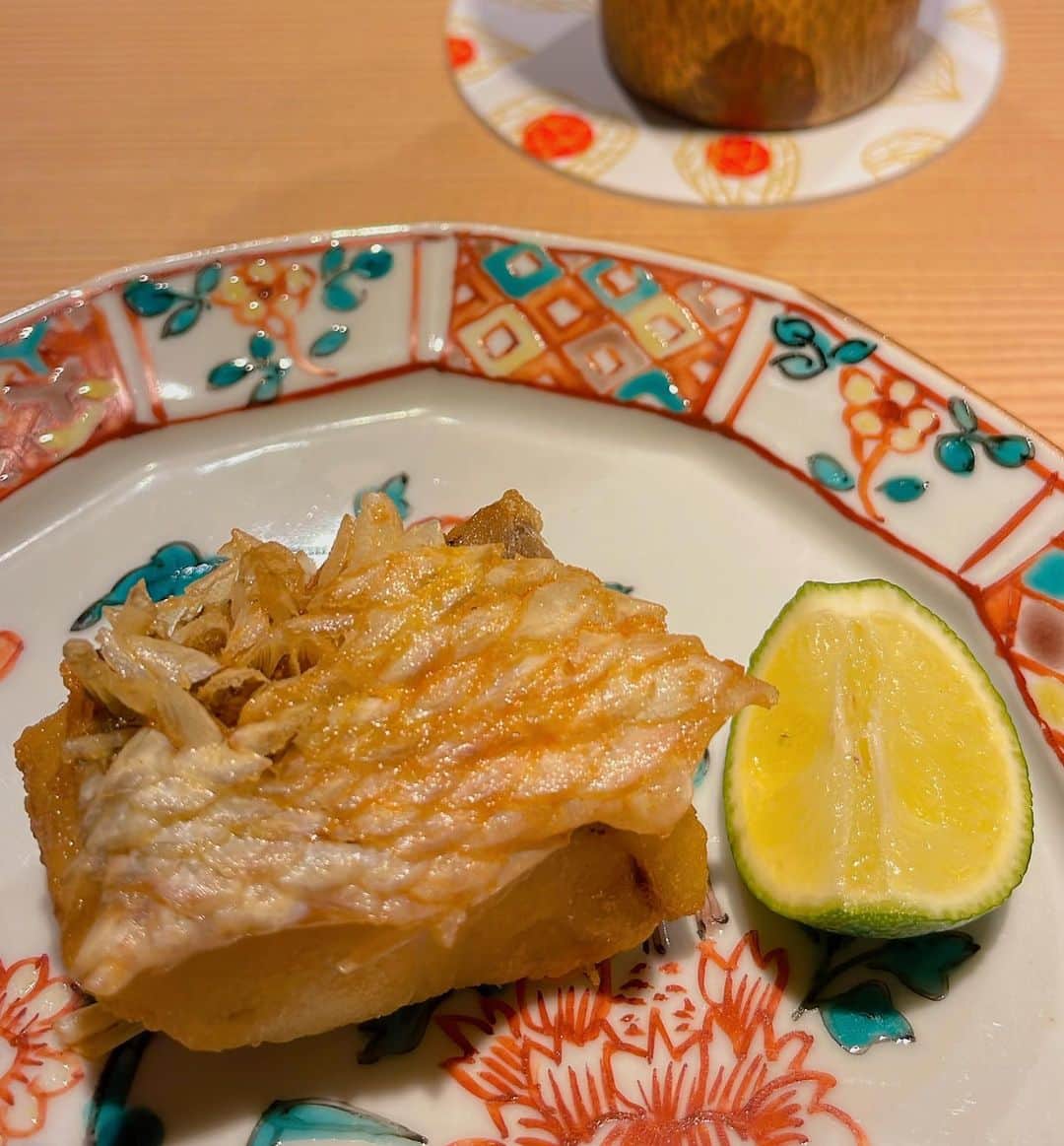 横田真一さんのインスタグラム写真 - (横田真一Instagram)「何を食べても感動するって凄い✨✨✨ ゴルフ頑張らなければ😌 #天本#鮨」10月23日 6時44分 - yokoshingolf