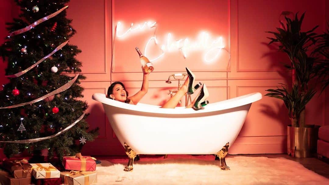 アリー・ブルックのインスタグラム：「Patiently waiting for the holiday season like… 🎉🎄☺️   My very first Christmas EP #UnderTheTree comes out on November 3rd! Pre-save link is in my bio. ❤️💚 #UnderTheTreeEP」