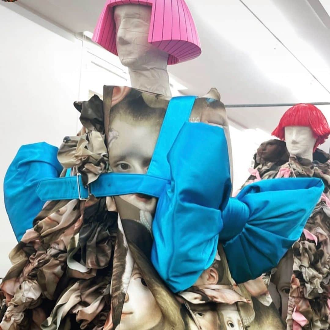 大森美希さんのインスタグラム写真 - (大森美希Instagram)「Comme des Garçons Spring 2024 Collection Showroom  先日、パリファッションウィーク中に開催されたコムデギャルソン(Comme des Garçons)2024年春夏コレクションのショールームにお伺いしました。  圧倒的なボリュームとカラーそしてテクスチャーのバランスがすごく絶妙で、素晴らしいコレクションでした。  欲しいプリントや素材の服が沢山あって、店頭に並ぶのがとても楽しみです。  #commedesgarcons #pfw #commedesgarçons #paris #design #mode #fashion #art #reikawakubo #parisfashionweek   #コムデギャルソン #パリ #パリコレ #パリファッションウィーク #ファッションウィーク #ファッション #モード #川久保玲 #ファッションデザイナー #ファッションデザイン」10月23日 6時51分 - mikiomori_