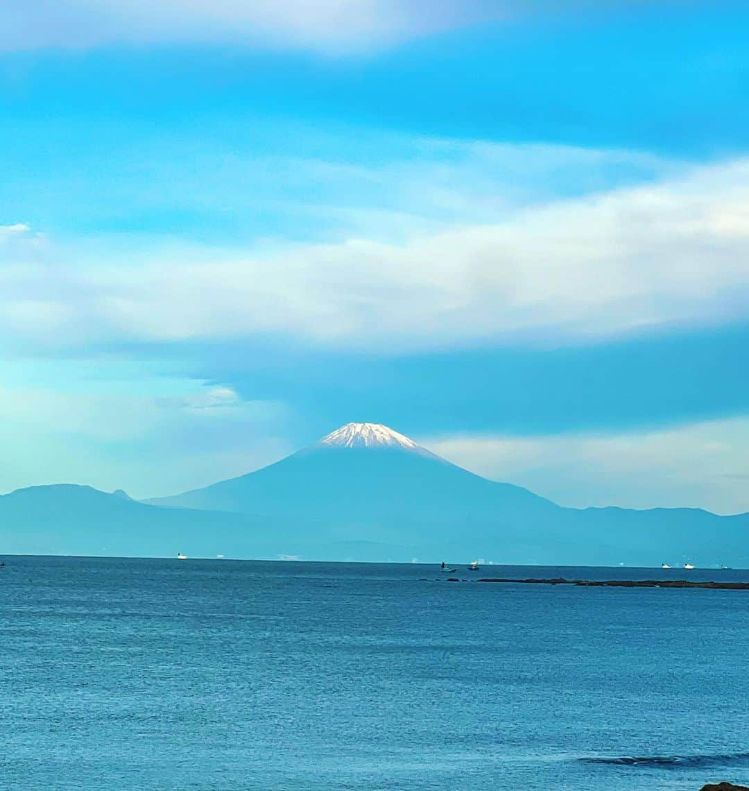 上山竜治のインスタグラム：「今朝の富士山 雪も積もってます。 #MountFuji #japan」