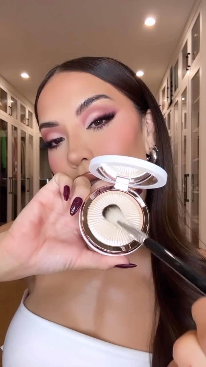 Anastasia Beverly Hillsのインスタグラム：「BERRY 👏🏾 EYES 👏🏾 FOR 👏🏾 FALL 👏🏾   📸: @iluvsarahii (she/her) wears NEW Modern Renaissance Mini Palette and Glow Seeker Highlighter ✨  #AnastasiaBeverlyHills」