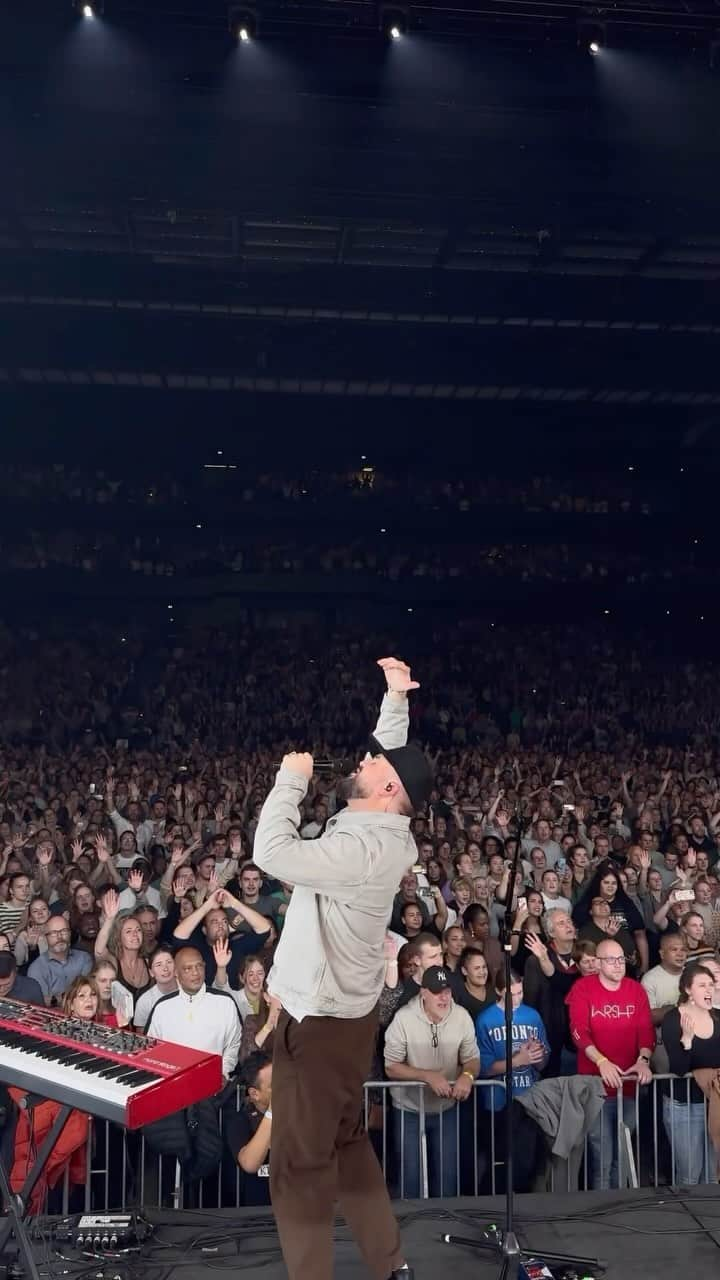 カリ・ジョブのインスタグラム：「First time singing The Blessing live in Europe 🙌🏼🤯😭」