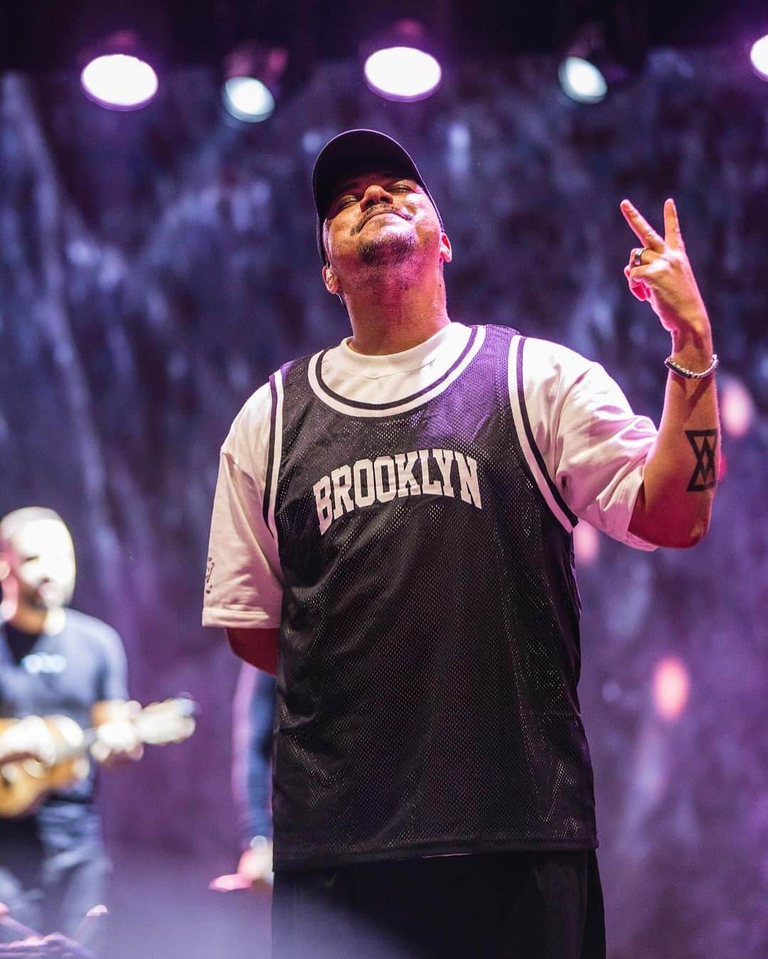 Sorriso Marotoのインスタグラム：「Juiz de Fora-MG foi uma alegria reencontrar vocês no @sambaprimejf, valeu por essa noite especial! ✌🏽🎶  Daqui a pouco a gente vai encerrar o festival @classicosdobrasil.festival com muito pagode e alegria na Marina da Glória. Bora? 🔥」