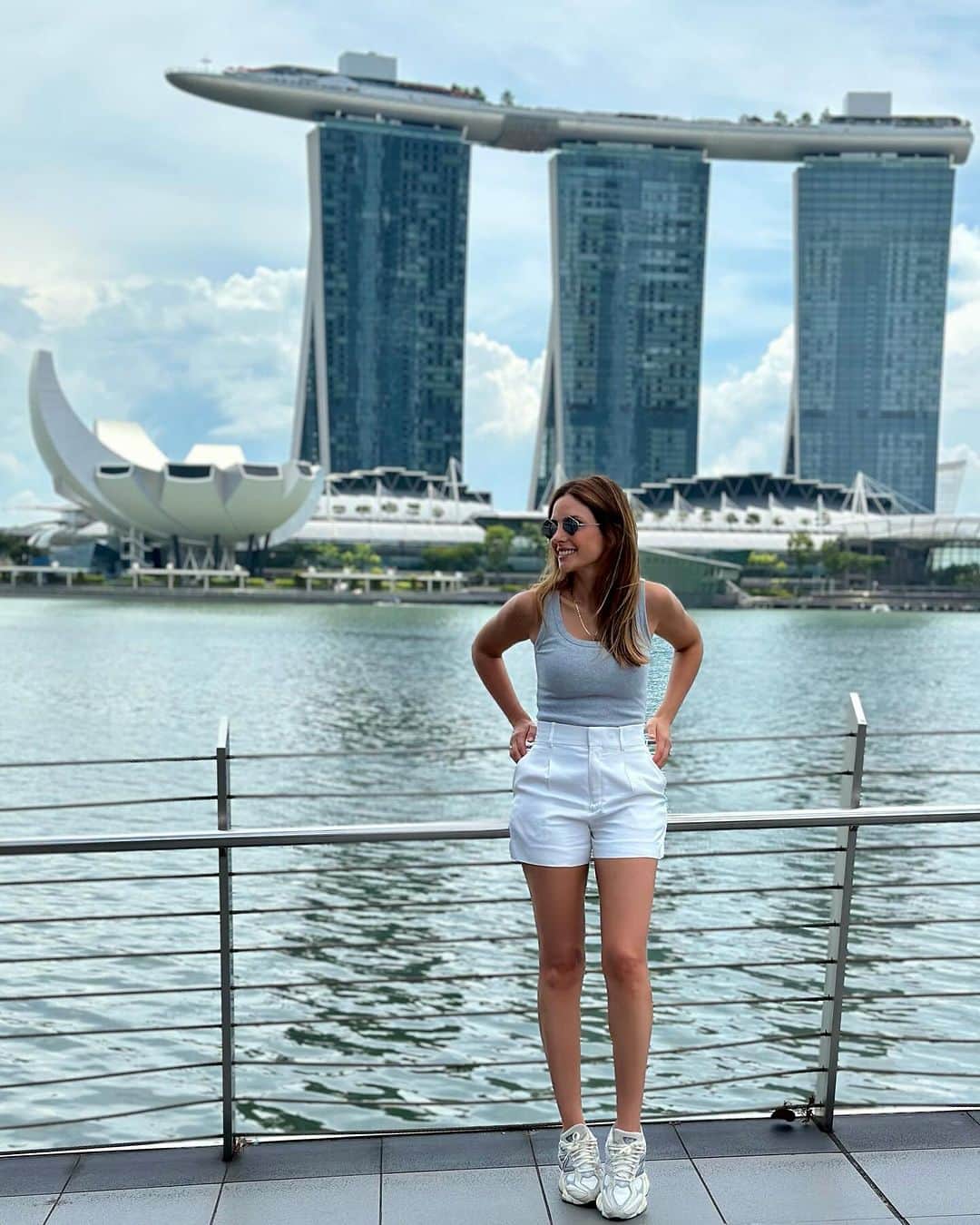 カロリーネ・セリコのインスタグラム：「Singapura | como eu gosto de chamar, o país dos Jetsons...  Aqui ficamos no @fssingapore  Tem que dar uma volta na Marina Bay Conhecer o Gardens by the Bay Visitar a loja linda da Apple e Louis Vuiton na Marina Bay Sands Visitar um Food Market e aproveitar para conhecer a Chinatown e a Little Índia. Conhecer o Jardim Botânico e caminhar pela Dempsey Road. Se informar de exposições e museus para crianças, pq além do parque da Universal, tem muitos museus e atividades interativas para crianças.  #CaCelicoViagem」