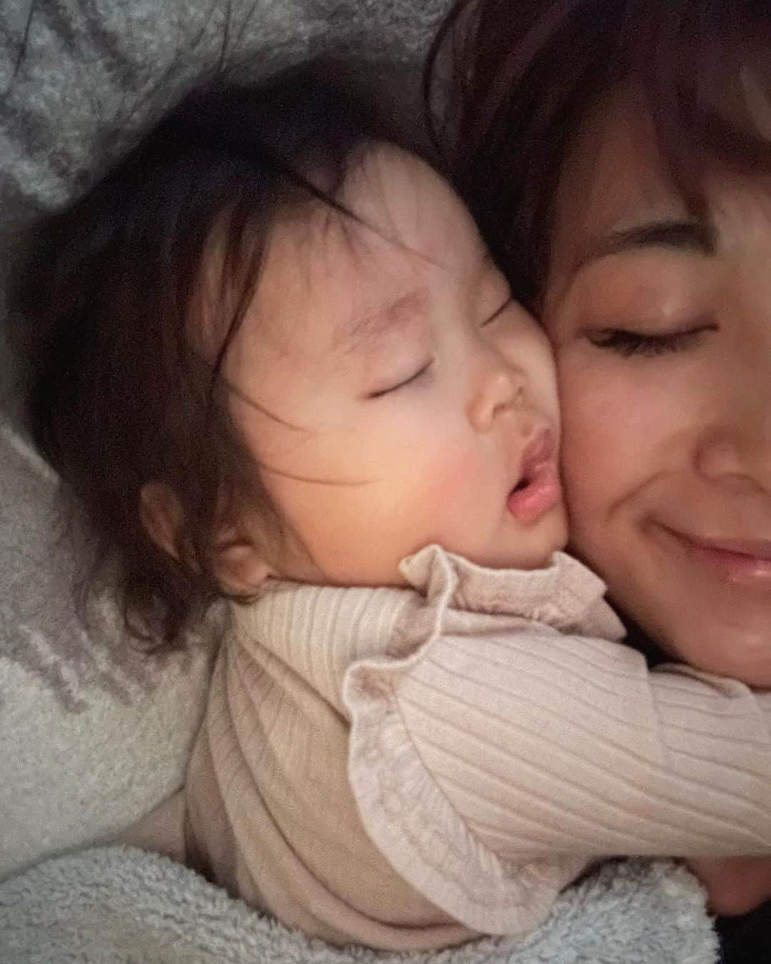 Mai Wakimizuさんのインスタグラム写真 - (Mai WakimizuInstagram)「今朝。寝返りした娘が私を抱き枕にしてくれた（；＿；）♡あーん心満たされまくりです♡ #1歳2ヶ月#1歳女の子#女の子ママ」10月23日 7時13分 - wakkin__m