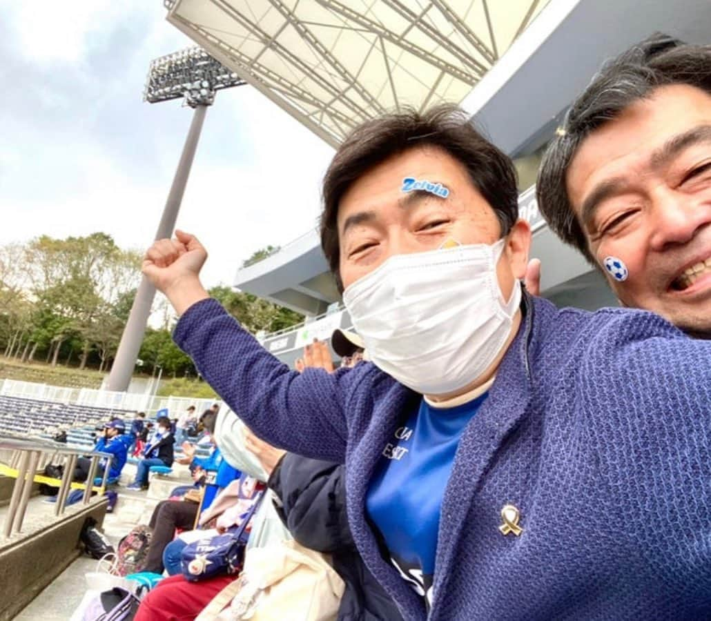 笠井信輔のインスタグラム：「やりました！J1です！ゼルビア昇格です  故郷のJ2サッカーチーム　 町田ゼルビアが　試合に勝利し 【J1昇格】を決めました！  すごい！ えらい！ 強い！ 嬉しい！ 素晴らしい！  本当に本当におめでとうございます  そして感動をありがとうございます  写真は、今シーズン、これまで観戦したときのものです  今日は月曜日なのでテレビ静岡の夕方のニュース「ただいまテレビ」レギュラー出演の日  OAで控えめに喜びを爆発させようかと思っていたのですが  うわ！  今日は、出演お休みの日でした（涙）  こうなったら、来週最終節で優勝してもらって、月曜日に テレしずのスタジオで控えめに（笑）喜びを爆発させようと思います  静岡の皆さんごめんなさい  最後までがんばれ！　 町田ゼルビア  町田オレーオレー♪ 町田オレーオレー♪ 町田オレーオレー♪ ♪オーレー♪  実は、2位争いが静岡大変なことになってるんです。  J1自動昇格は2位まで  現在、清水が2位 磐田が3位 ダービーもダービー！！！  清水エスパルスも ジュビロ磐田もがんばれ！ 静岡の皆さんは、町田がどうしたとか言ってる場合じゃない！！  藤枝MYFCも頑張って  #町田ゼルビア」