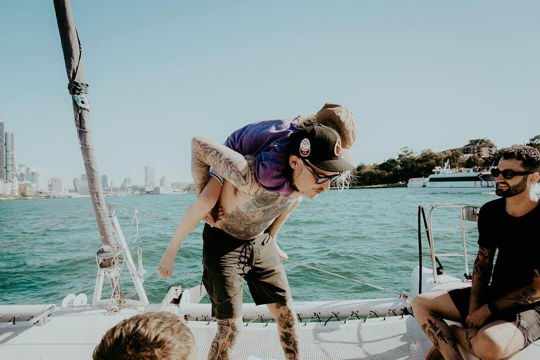 The Amity Afflictionさんのインスタグラム写真 - (The Amity AfflictionInstagram)「Days off are for boat parties 🛥️☀️⚓️ Thank you @sydneyboathire  📸 @tomise」10月23日 7時19分 - theamityaffliction