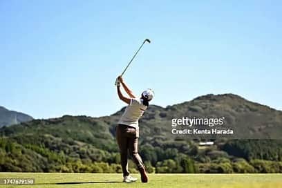 山村彩恵のインスタグラム：「⛳️ サロンパスレディースカップ  71.76.72 21位タイ  今週も応援ありがとうございました📣❗️✨  最終日はほんっっと耐えました🔥  最後の最後にボギーきたかと思ったけど、 池に落ちそうになりながらも 必死のアプローチしてパーパット入れて。 最後のパーパットは自分を 褒めてあげたいと思います笑  けど、まだまだ伸びしろはたくさんあるので しっかり見つめ直して次戦に向けて また準備したいと思います☘️  次回もまた応援よろしくお願いします❗️✨  #サロンパスレディース  #若木ゴルフ倶楽部」