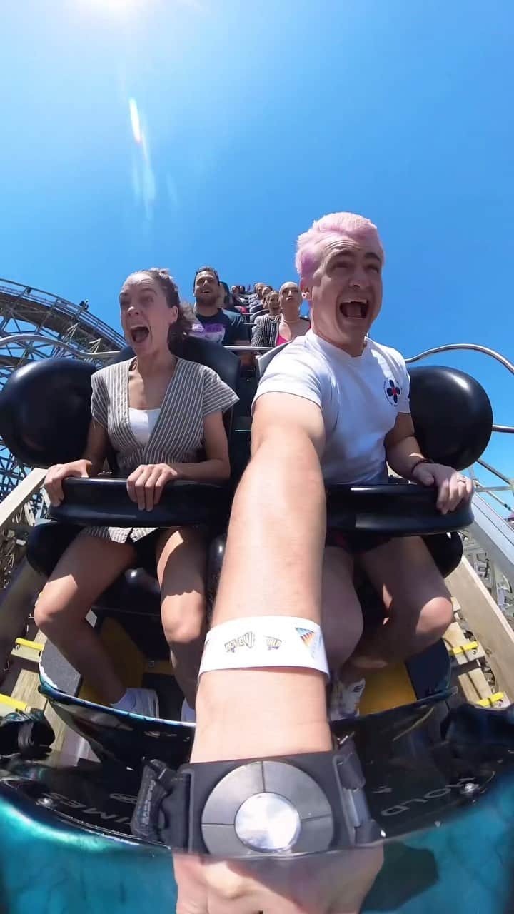 シェパードのインスタグラム：「Riding the ‘Leviathan’ at @seaworldaus」