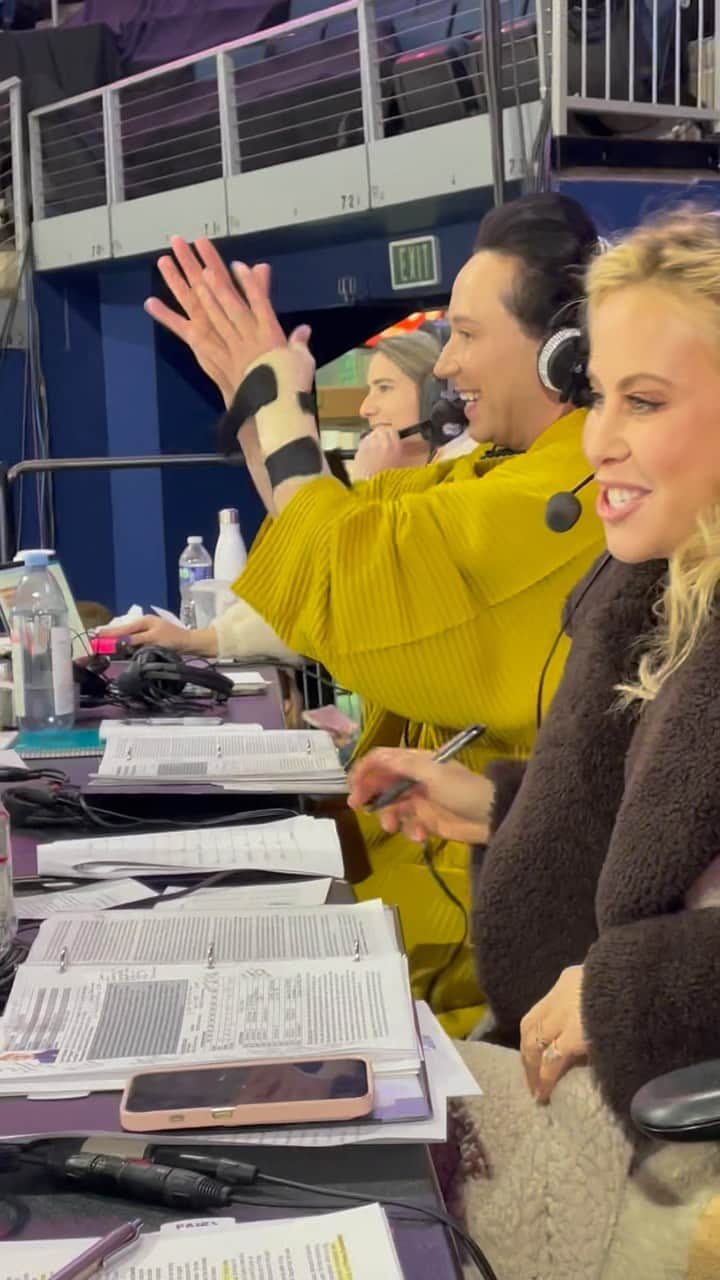 ジョニー・ウィアーのインスタグラム：「22.10.23 These are the moments we live for as skating fans and the ones that make our jobs so special! Good job Amber! Thank you to everyone who joined us for Skate America!  🎥 @brigidbeara Triple Axel: @amberglenniceskater  @taralipinski @taraandjohnny @sarahhughes11 @terrygannon83 @nbcolympics  #figureskating #iceskating #olympics #tripleaxel」