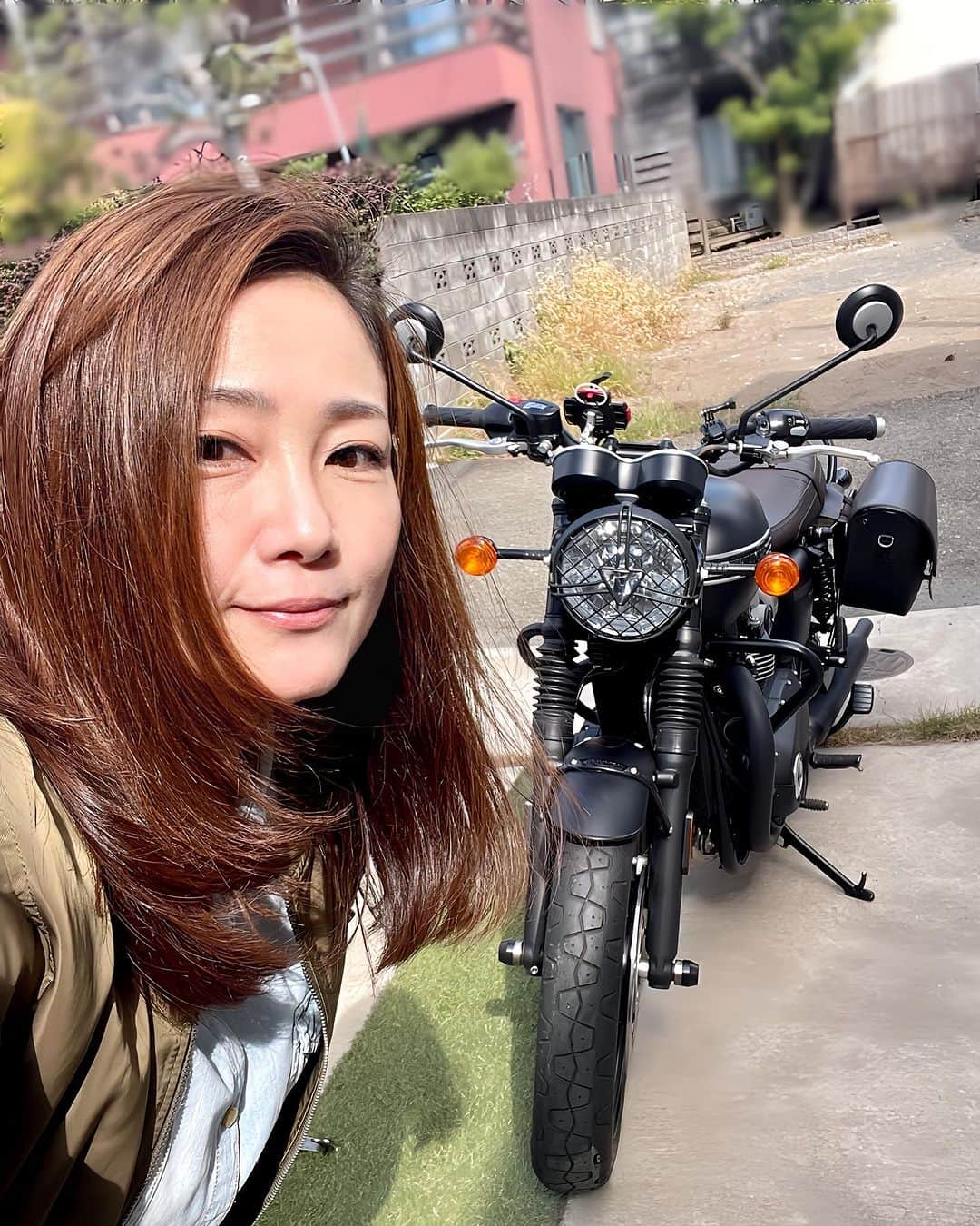 吉永愛さんのインスタグラム写真 - (吉永愛Instagram)「おはよう☀️ 今週もよろしくです♪  #バイクpic  #眠そうな顔してるけど  #愛loveバイク🏍  #海沿いライダー  #バイクステッカー  #トライアンフ  #夫婦ライダー  #バイク  #バイク女子 #女性ライダーと繋がりたい  #バイク好きな人と繋がりたい  #オト女  #アラフィフ」10月23日 7時34分 - a.i.yy