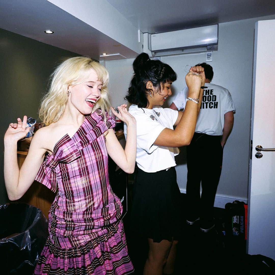 メイジー・ピーターズのインスタグラム：「tonight we were the greatest band in … gasp …. nottingham🤭🎀」