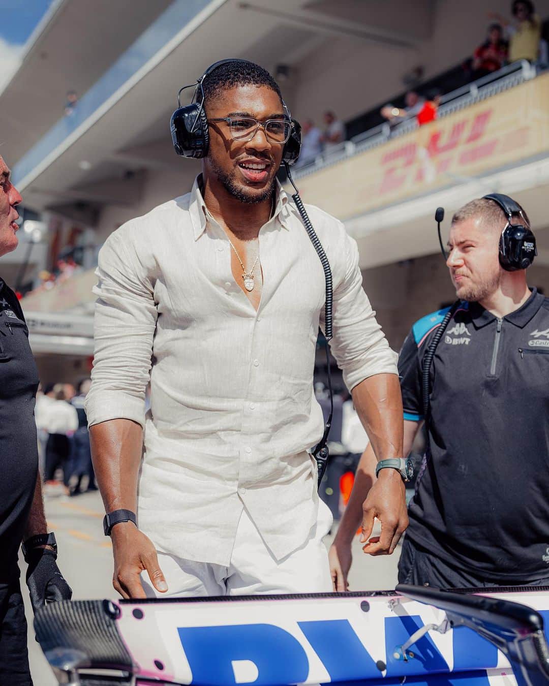 アンソニー・ジョシュアのインスタグラム：「Race day at COTA 🌵🇺🇸  Great to finally meet everyone at @alpinef1team and thank you for the warm welcome @f1 fans 🙌🏾」