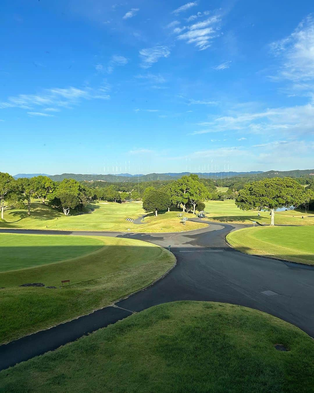 【公式】NEMUのインスタグラム：「おはようございます⛳️✨ NEMUGOLFCLUBです🫶  朝7時〜9時まで ラウンジ☕️2階でモーニングコーヒーサービスをしております🤭✨✨  ゴルフ⛳️のプレー前に是非美味しいコーヒーを😌🩵  #nemugolfclub #ネムゴルフクラブ #リゾートゴルフ #コーヒーサービス #三重県 #志摩市 #ゴルフ #ゴルフ女子 #ゴルフ男子 #ゴルフ好きな人と繋がりたい #バジゴル #ゴルフ日和」