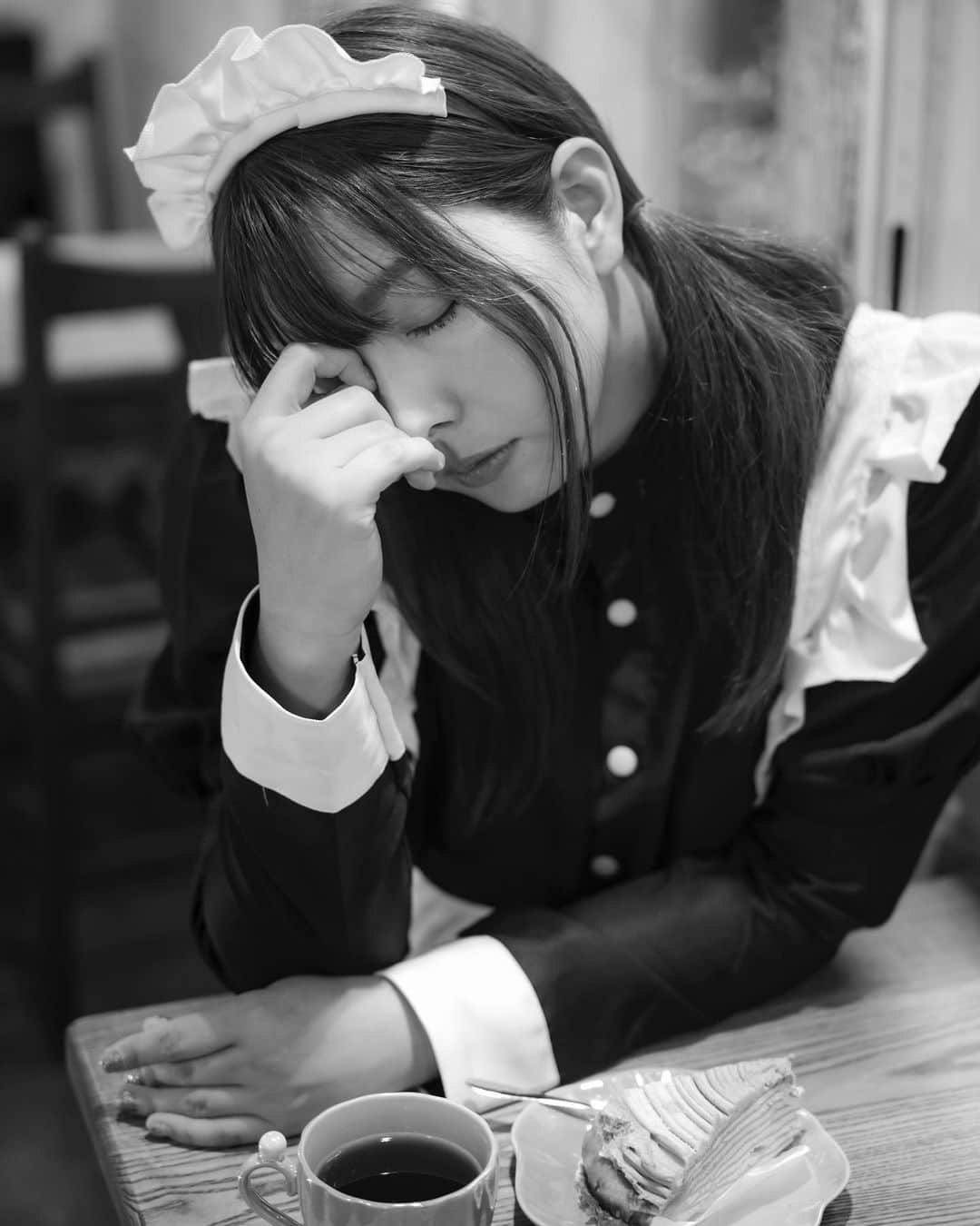高田世莉菜のインスタグラム：「最近いっぱい寝ても眠い、、あ、いつもか😂笑  #メイド  #ポートレート」