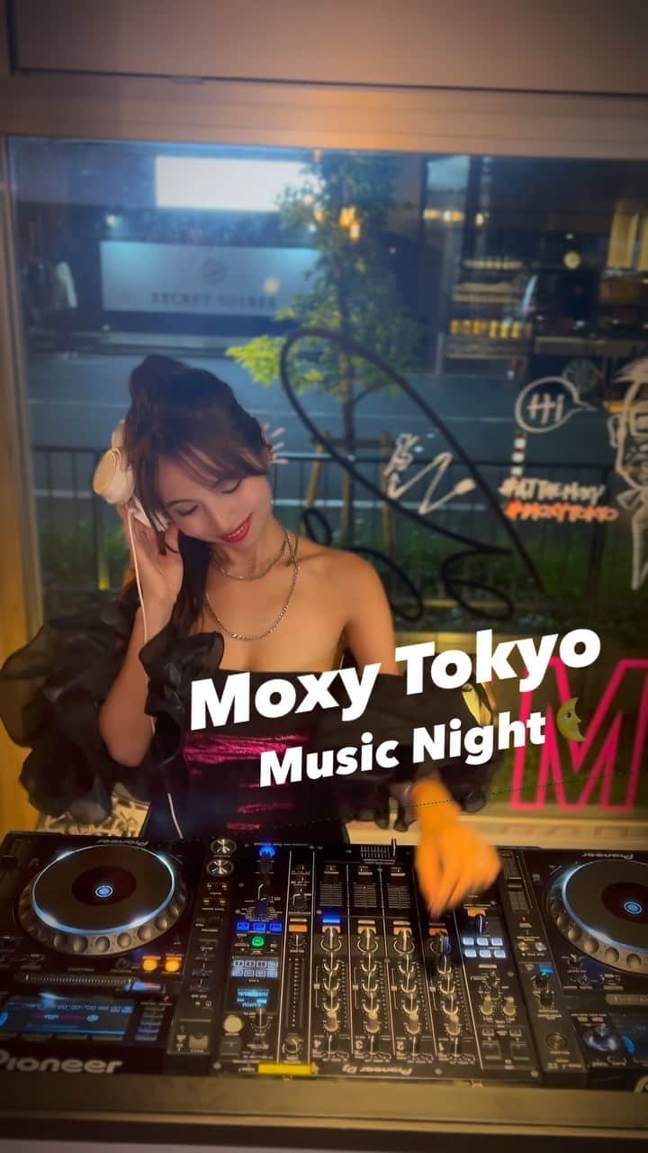 のインスタグラム：「Moxy Tokyo Kinshicho🏨 来てくれた皆様ありがとうございました🥹 本当に本当に本当に‼︎マリオットのイベントは盛り上がるしハッピー空間すぎて大好き🫶✌🏻❤️‍🔥  (終わった後に動画撮った🤥)  #moxyhotels #moxytokyo #モクシー #モクシー東京錦糸町 #dj #djing #dj動画」