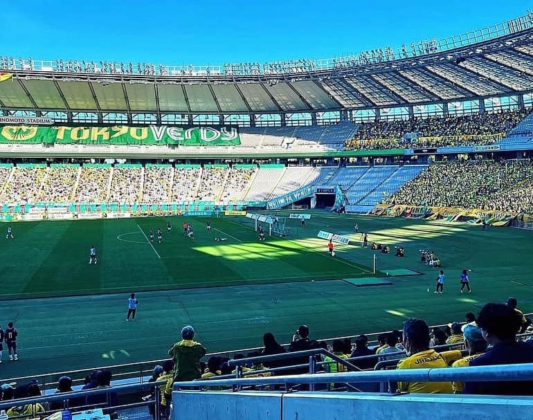 柴田幸子のインスタグラム：「味スタへの通い慣れた道⚽️  ヴェルディ💚vs💛ジェフ ＠味スタ  2-0で折り返し🔜これは行けるー！！！ と楽な気持ちで見られていたのは 後半30分過ぎまで、、、  そこからまさかの3失点し勝ち点3が幻に😭 9試合振りの敗戦、、、  失うものはないので、、、 と言ってた選手もいましたが ここでどう立て直すのか  いずれにせよ残り3試合 目の前の試合に全力で挑むだけ、と  プレス席のすぐ右のお隣がジェフサポの皆さんで 帰り際に「しばさちさん！」と お声がけくださった方もいらっしゃいました🙏🏻  嬉しかったなぁ💛  そのまま実家に寄りまして皆んなで夕飯🍛 もう帰りの電車です🚃 寂しい、、、 ・ ・」