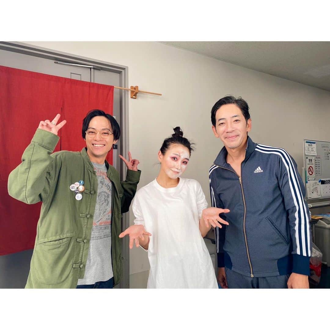 奈緒さんのインスタグラム写真 - (奈緒Instagram)「. 「眠くなっちゃった」 東京千穐楽を終え、 無事に地方公演も始まりました。 今日は北九州公演千穐楽。 野間口さんと永田君と📷 福岡の先輩お2人にも稽古場から沢山助けられ励まされています。こころから感謝です。 そして、北九州の街と客席を思い出しながら、当たり前を叫びたい気分…愛してるぜ福岡！  #眠くなっちゃった」10月22日 22時41分 - sunaosquare