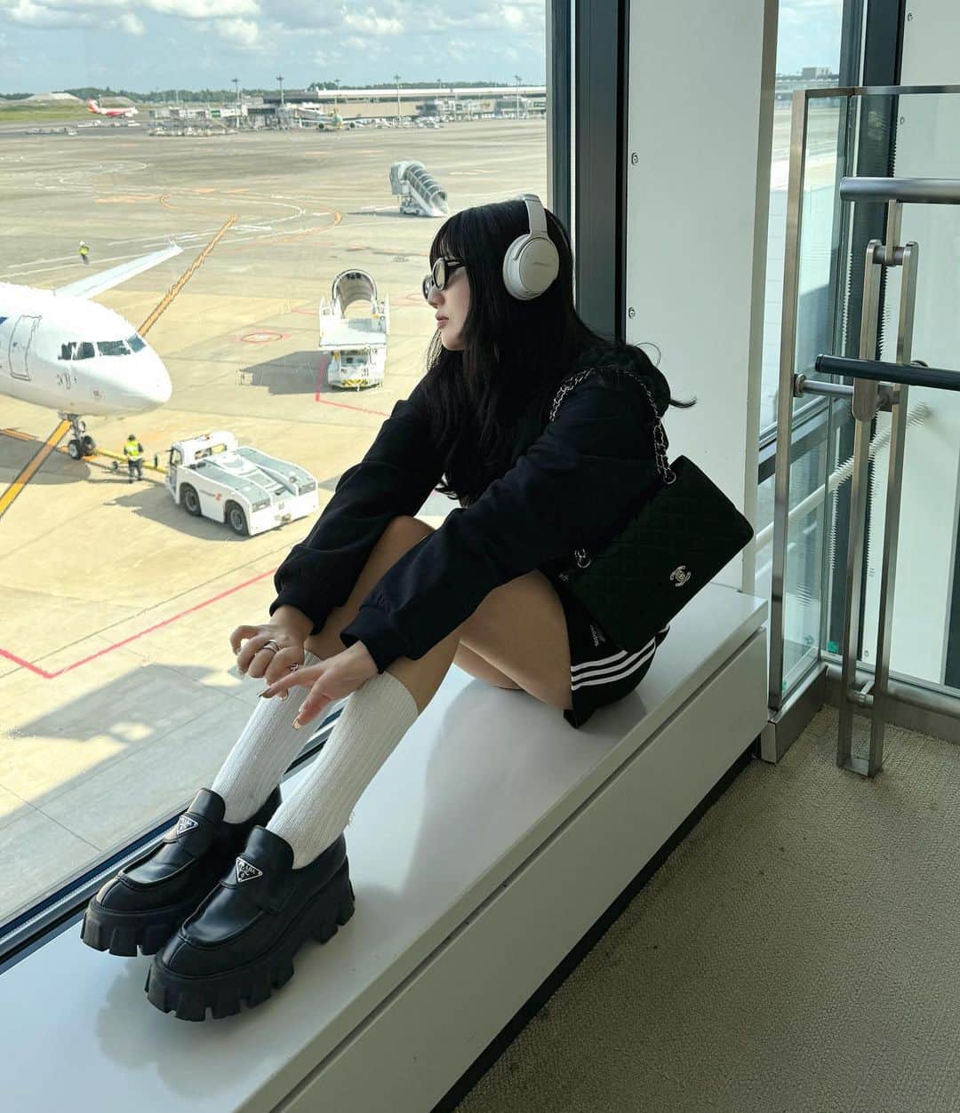 河崎みーなさんのインスタグラム写真 - (河崎みーなInstagram)「空港コーデ✈️🇰🇷  リナとたまたま白黒コーデだったから記念に🖤🤍  飛行機乗る日はスウェット着がち笑 . . .」10月22日 22時41分 - minakawasaki