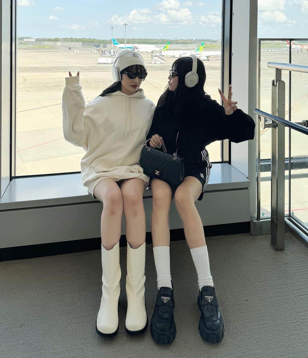 河崎みーなのインスタグラム：「空港コーデ✈️🇰🇷  リナとたまたま白黒コーデだったから記念に🖤🤍  飛行機乗る日はスウェット着がち笑 . . .」