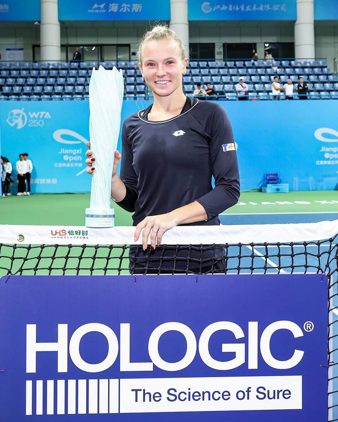 WTA（女子テニス協会）のインスタグラム：「The ultimate Houdini act 🪄  @siniakovakaterina saves 3️⃣ championship points & defeats Bouzkova 1-6, 7-6(5), 7-6(4) to take the Nanchang title!  #JiangxiOpen」