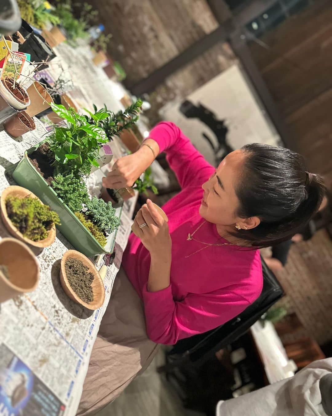 鈴木六夏のインスタグラム：「私にとっても初めての「箱庭」  小さな世界に本物の植物 何度か挑戦したものの、枯らしてしまってきた”苔”  だけど京都の素晴らしい施設に納品されているらしい本日の苔は とっても美しくて✨ハコニワの中に苔のスペースも作り、 育てることに再チャレンジしようと思いました😆  お誘い頂いたのは開催者であり いつもお料理を教えて頂いている @mokichi_foodsgarden のゆうこさん♡ @yuko.kumako  先生は、素晴らしいグリーンコーディネーターの　@greenetta.inc さん♡ 楽しい時間をありがとうございました！  苔、がんばるぞw」