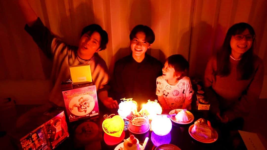 いおりくんTVのインスタグラム：「10月19日に14歳になりました🎂✨ たくさんのお祝いメッセージありがとうございました😭✨  #IORI #SHION #誕生日 #14歳 #誕生日ケーキ #誕生日プレゼント #誕生日おめでとう #14歳おめでとう」