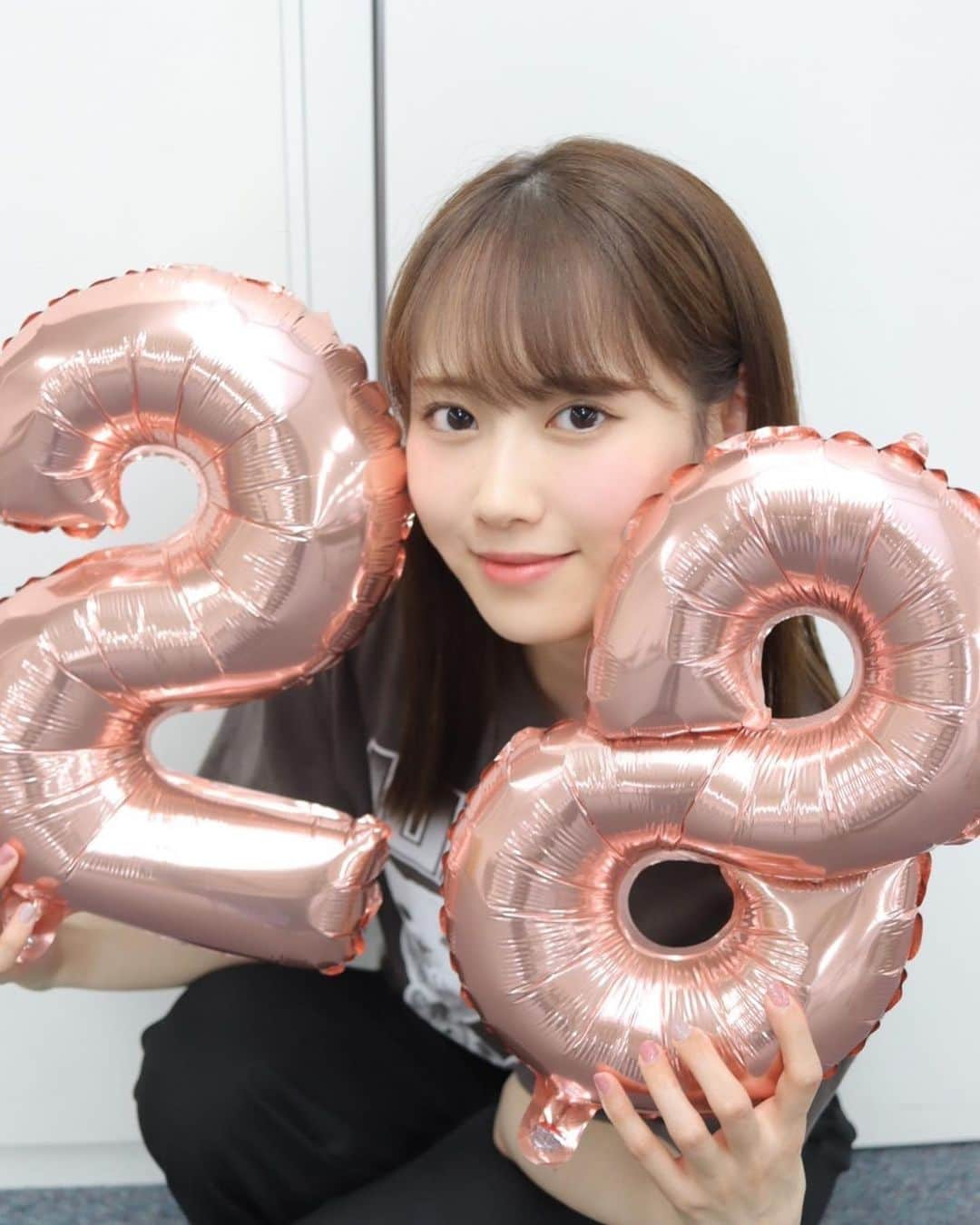 西潟茉莉奈のインスタグラム：「. . 10月16日で28歳になりました🎂💞 . 19歳で加入して9回目の誕生日を応援してくださる皆さんのおかげで迎えることができました😭✨ . 本当にありがとうございます😭！ これからも応援してくださると嬉しいです☺️ . 今年の生誕Tシャツは実家の猫たち🐈🐈‍⬛ . #birthday #28歳 #10月16日 #アラサー #canoneoskissx10i」