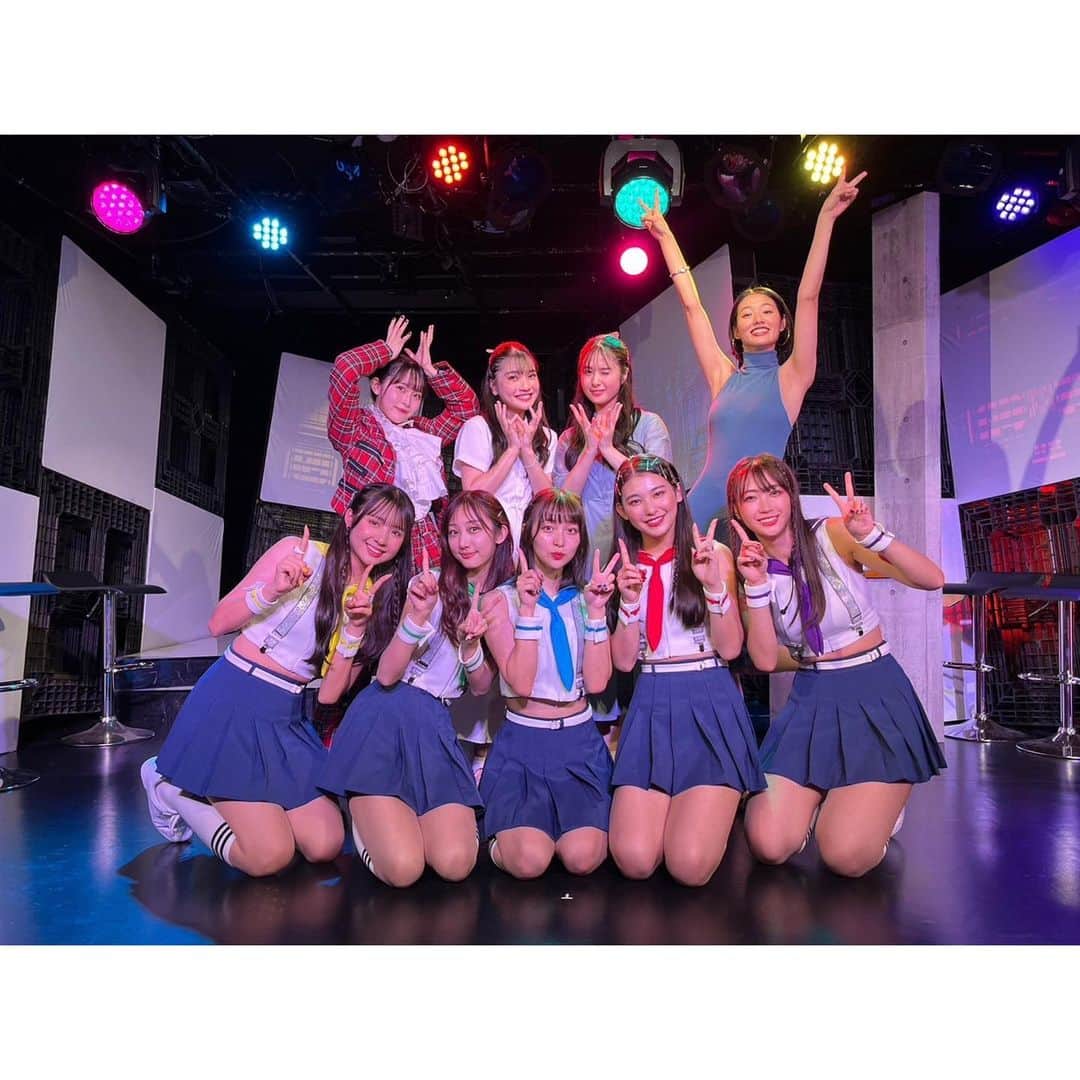 清水あす香のインスタグラム：「舞台「×××になれなくて」ありがとうございました！  無事BLUEもWHITEも誰一人欠けることなく初日から千穐楽を迎えることができ、とても嬉しく思います。  人生二度目の舞台、初舞台とは全く違った役でテンション感やキャラに悩まされていた時期もありましたが仲間達が助けてくれたり慰めてくれて真剣に演技と向き合うことが出来ました。  つい最近まで稽古が始まるんだと、とても緊張していたのにあっという間に千穐楽をむかえてなんだか寂しい気持ちでいっぱいです。  改めて演技の楽しさ、仲間の大切さ、そしてより演技が好きになりました！  脚本家の渡辺さん、演出家のこのえさんをはじめ、関係者・スタッフの皆さん本当にありがとうございました！  これからも頑張りますのでよろしくお願いします🙇🏻‍♀️   #舞台 #×××になれなくて #劇団12ミニッツ」