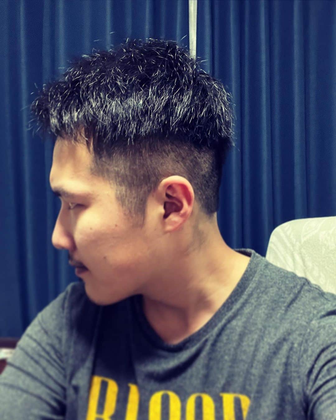 トラゾーのインスタグラム：「髪が長くなってきたからセルフカットしてみた✂️」