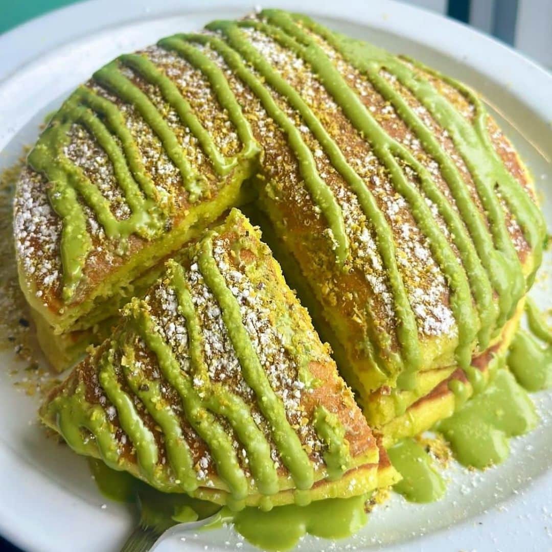 Black Jaguar-White Tiger のインスタグラム：「Happy Sunday, my Beloved Humans. Look at these Pistachio Pancakes from our Friends at @brownstone_pancake_factory  And remember what I’ve told you all along: I don’t get paid for posts like this one, I just post whatsoever I consider a Work Of Art :) Enjoy and receive all the Blessings from God in your Hearts :)」