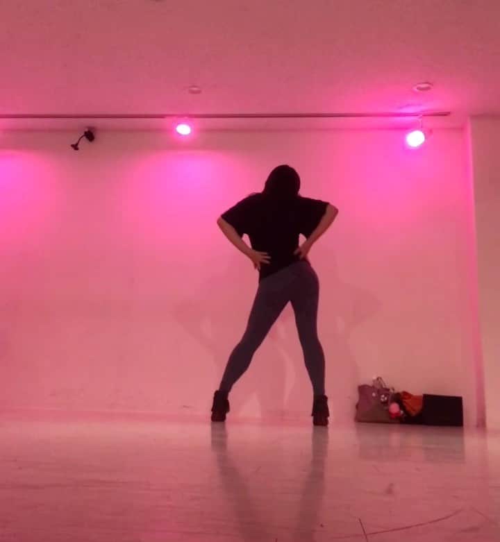 佐々木みえのインスタグラム：「久しぶりにヒールダンス👠 膝曲がるしフラフラするし、、、。 昔はヒール履きこなしてたのになぁ〜。 また一から練習頑張ります。  #ヒール#heel#ダンス#ダンス#dance」