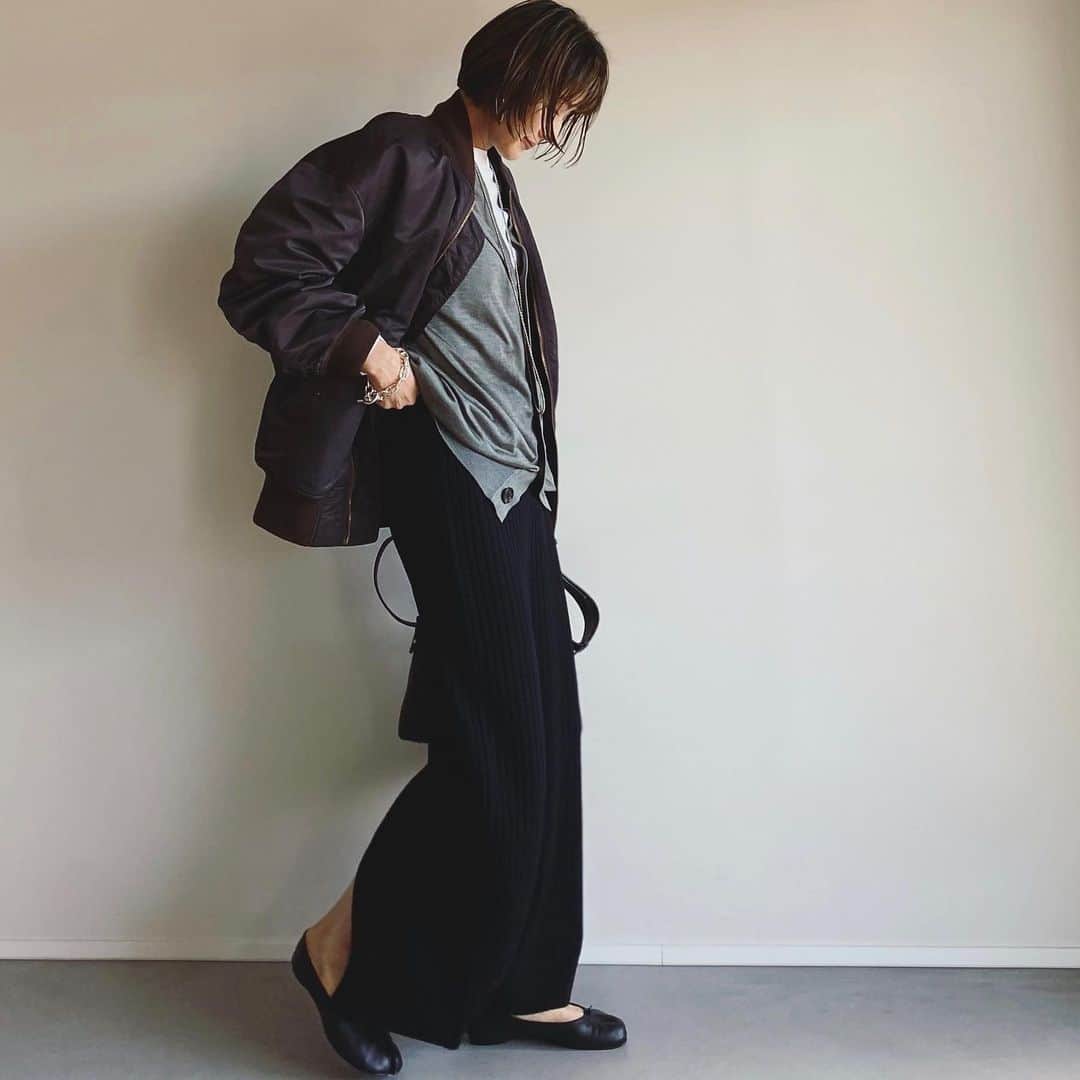 坪田あさみさんのインスタグラム写真 - (坪田あさみInstagram)「マキシスカートがロング丈になってしまうのは、 高身長さんあるあるでして。。😅  私はパンツもスカートも足の甲にかぶるぐらいの 長さが欲しいのです。 パンツならかかと部分が地面につくぐらい欲しいのですが、 日本の市販の着丈は、いつも長さが足りないのでお直しが必要でした。  直せるものはいいのですが、 絶対に直せないから、中途半端なまま 着ていたのがニットもの。  そこで今回作っていただいたのが 写真のプルミエアロンディスモンの ウールカシミヤワイドリブスカートです！  これ、たっぷりの丈感があるのが最高なんです🥰 しかもめちゃくちゃあったかい！ 私の周りの高身長さんもこぞって買っているのを見て、 「みんなやっぱり探していたんだな」と。 ちなみに私は169cmです。  もちろん普通の長さのものもあります。 サイズはF（5）が普通サイズ、F（6）が高身長さん向けです。  写真をタップすれば商品ページに飛びますので、 探していた方はぜひご覧ください。  #knitskirt @1er_arrondissement × @eclat.magazine × @asamit1201  #大人カジュアル #大人カジュアルスタイル #大人カジュアルファッション #大人カジュアルコーデ #きれいめコーデ #大人カジュアルコーディネート #大人カジュアル服　#こなれ感 #こなれカジュアル #こなれ #こなれコーデ　#40代 #40代ファッション #40代コーデ　#50代 #50代ファッション #50代コーデ #プルミエアロンディスモン #エクラプレミアム #ニットスカート #高身長コーデ #高身長さんと繋がりたい」10月22日 23時03分 - asamit1201