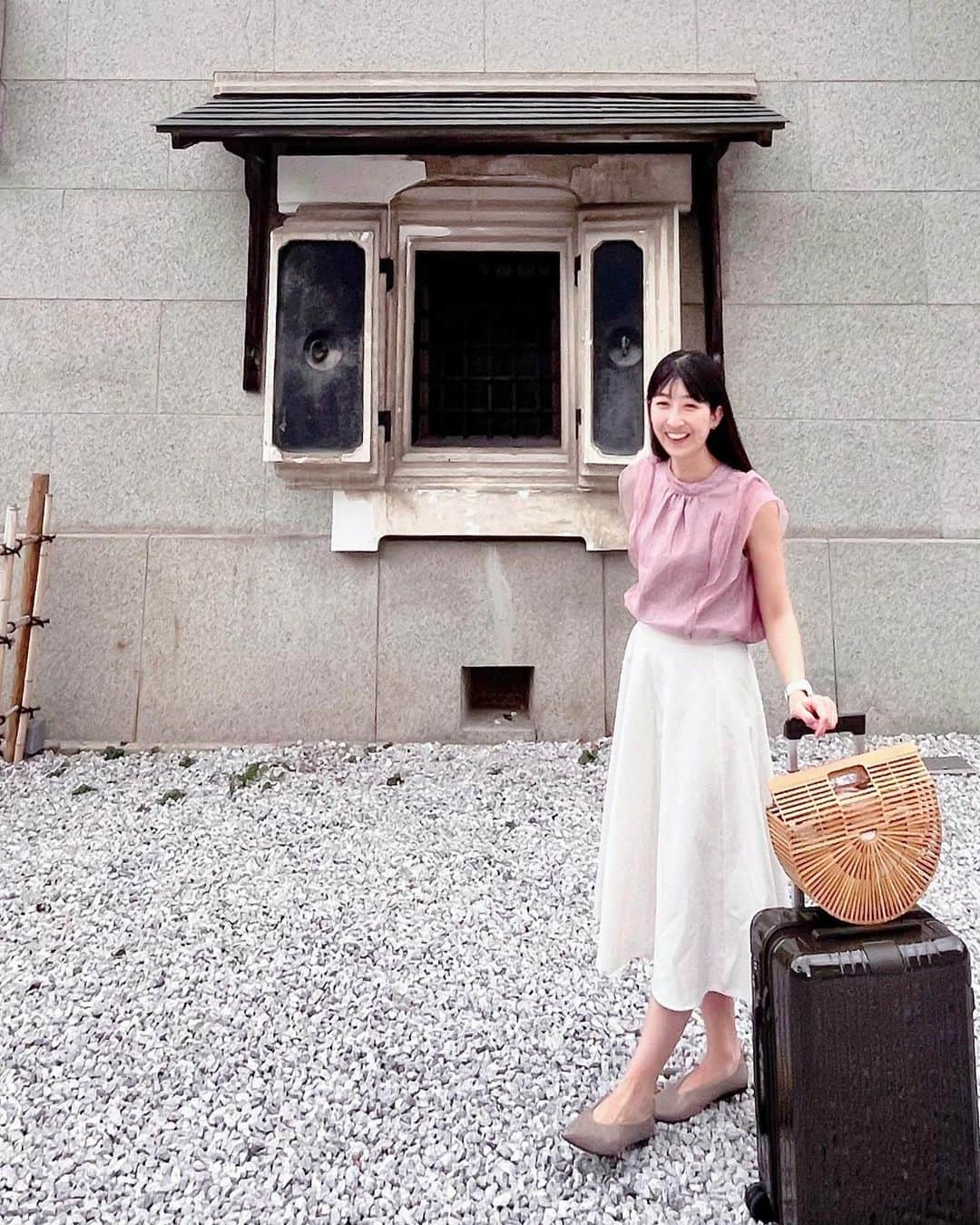 土屋香織のインスタグラム：「𝑂𝑜𝑡𝑑𓆸𓏸𓂂𓂂𓏸𓍯𓆺 フラットシューズが柔らかくて最高🥿♡♥♡ 𝚃𝚘𝚙𝚜.  @vis_jp  𝚂𝚔𝚒𝚛𝚝.  𝚂𝚑𝚘𝚎𝚜.  @hillsavenue_official  𝙱𝚊𝚐.  @cultgaia / @rimowa  𝙹𝚎𝚠𝚎𝚕𝚕𝚎𝚛𝚢.  @vancleefarpels  . #hillsavenue さんから頂いたディープカットフラット🥿 ゴート革で柔らかくて履きやすくて大好き🥰 おろしたばかりでも靴擦れなしで馴染んでくれて嬉しい☺️ なかなか足に合う靴がないから 大体いつも辛くない靴を ずーっと履き潰すパターンが多いんだけど これも安心して履ける一足に加わってくれてよかった♡ . 旅行の時はよく歩くからこういう靴がお役だち☺️ 本革で高級感あるところも好き♡✨ . . . #PR #ヒルズアヴェニュー #フラットシューズ #いつこ #旅行コーデ #きれいめ #きれいめカジュアル #きれいめコーデ #スカートコーデ #rimowa #rimowaessential」