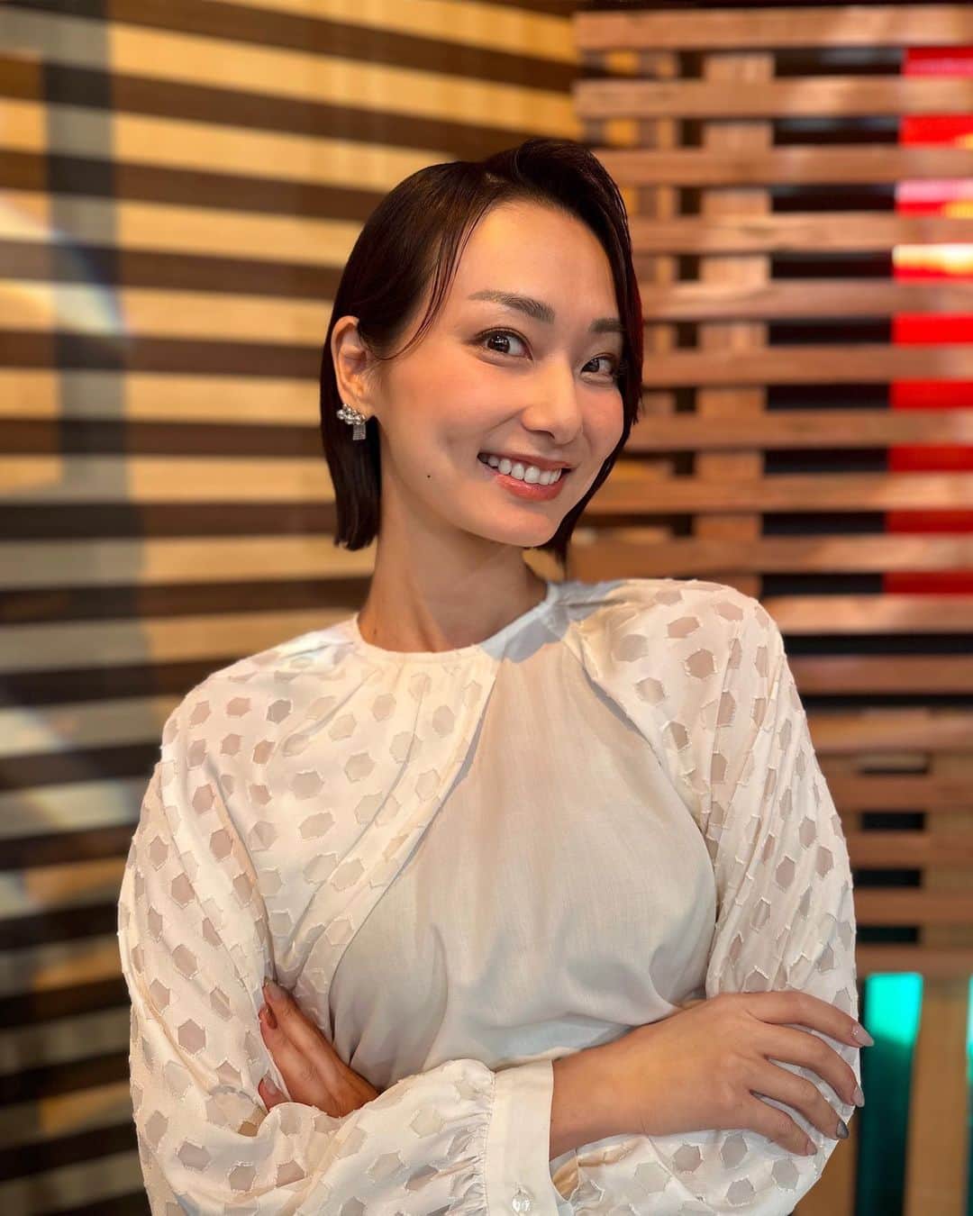 本間智恵のインスタグラム：「⁡ 放送前に更新できませんでした…💦 今回のBS朝日「激論！クロスファイア」は、中国習近平氏とロシアのプーチン氏の会談や、両国の思惑について分析しました！ ⁡ MC 田原総一朗、本間智恵 ゲスト 近藤大介　講談社「現代ビジネス」編集次長 廣瀬陽子　慶應義塾大学 教授 ⁡ (敬称略) ⁡ #ootd #Top & #Skirt ... #rawfudge #Earring ... #LARC ⁡ #テレビ朝日 #アナウンサー #本間智恵 #激論クロスファイア #gekiron #BS朝日 #衣装 #アナウンサー衣装 #アシメスリーブブラウス #マーメイド切替スカート #silverballchainピアス」