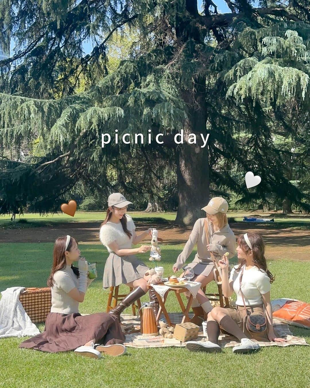 tomomi ❤︎ よしはしともみ ❤︎のインスタグラム：「. . . 　　　　　picnic day / 📍新宿御苑 . . . 新宿御苑で秋ピク🧺🍂 本格的ピクニックだけど、 このピクニック全部レンタルで手ぶらで楽しめるの！ ピクニックって荷物が１番めんどくさいから（笑） このシステム助かりすぎます✌🏻 . . 新宿御苑は御苑内にスタバもあるからめちゃ便利〜！  去年イチョウの季節も綺麗だったからまたみんなで来たい🤎 . . . ここで借りられるよ📔 → @picnic_mimi . . . #picnic #shinjuku #shinjukugyoen #ピクニック #秋ピク #おしゃピク #映えピク #新宿 #新宿御苑 #スタバ #秋コーデ #ピクニックコーデ #ピクニック日和 #レンタル #レンタルピクニック」