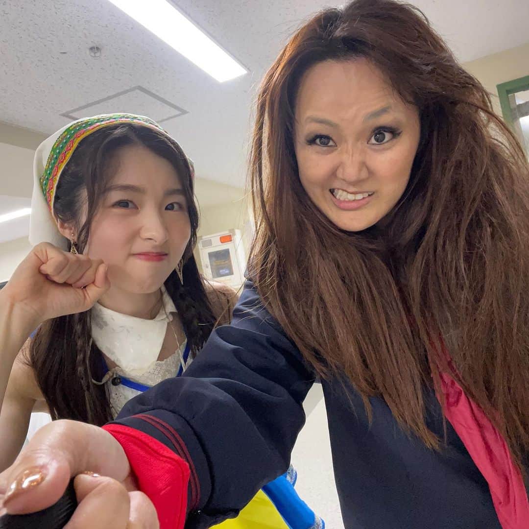 なちゅのインスタグラム：「AKB48じゃんけん女王👑 ✊✋✌️ さっほー！捕まえたで！  グーで勝ったんかいな?✨ 勝ち誇りさっほ〜嬉しそうやったで❣️ 鬼塚だるま氏のｺﾝｻｰﾄ裏YouTube(なちゅーぶ)お楽しみに🥰✨🎹🍗  さっほ♡いつも優しく接してくれてありがとう😊💕 困ったらいつでも連絡してね✉️✨🍀  さっほ〜女王👑の活躍 楽しみにしてるで〜！❤️‼︎ワクワクや！  #AKB48武道館 #マジすか学園  #マジすか #鬼塚だるま #大歌舞伎」
