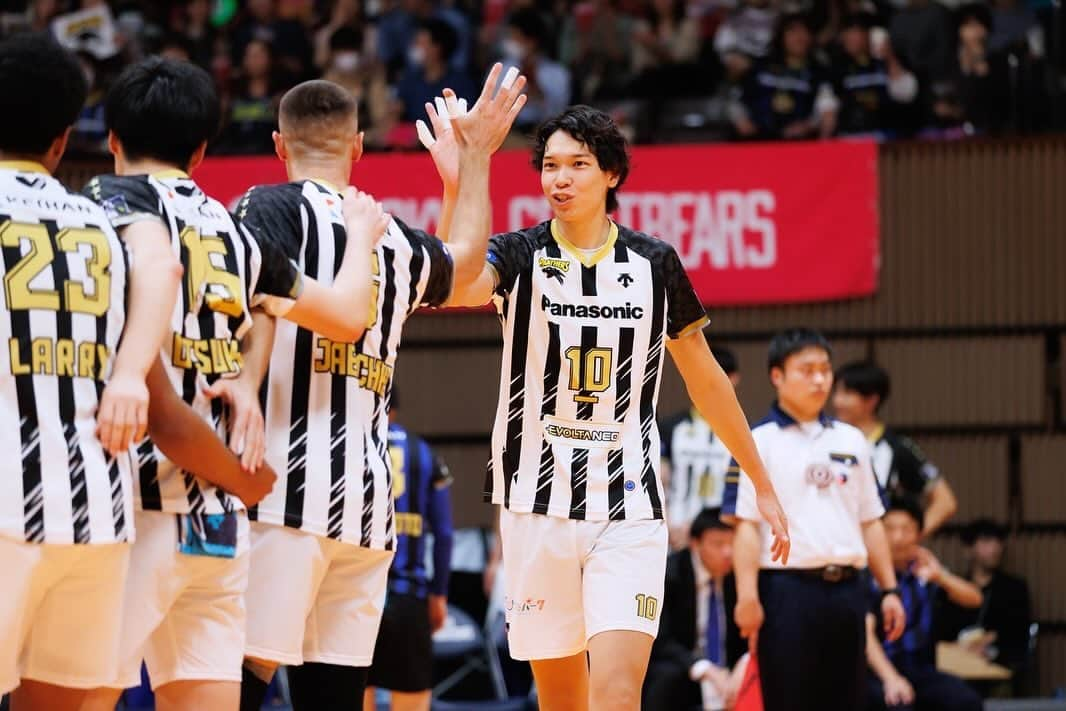 山内晶大のインスタグラム：「. . . V league2023-2024 シーズン開幕！ アウェイでしたが たくさんの応援ありがとうございました！ まだ形になっていない部分もあるチームですが 開幕2連勝でき、いいスタートがきれたと思います！ これからも新しいパンサーズを お見せできるように頑張っていきます💪 . . The V League 2023-2024 season has officially started!   We’ll keep striving and build the best team as possible for this season!  . . . #panasonicpanthers」