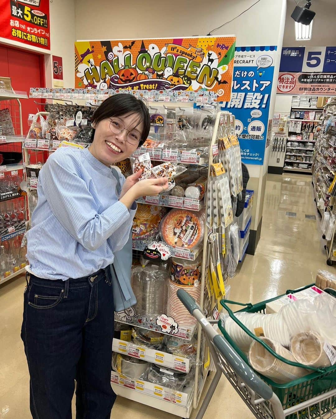 誠子のインスタグラム：「いらっしゃいませ。こんばんは。  神戸のマルシェ出店の買い出しをしました。  10月だからやっぱりハロウィン小物は使いたいな お弁当箱もおかずカップも素敵なのがいいな  と誠子食堂に来てくれるみんなの笑顔を想像しながら選びました。こんなに大量のおかずカップ買ったのはじめて‼︎  ちゃっかり浅草観光もして ばっちり買い出し完了です‼︎🙊✨  #誠子食堂 @minatogawa_teshigoto」