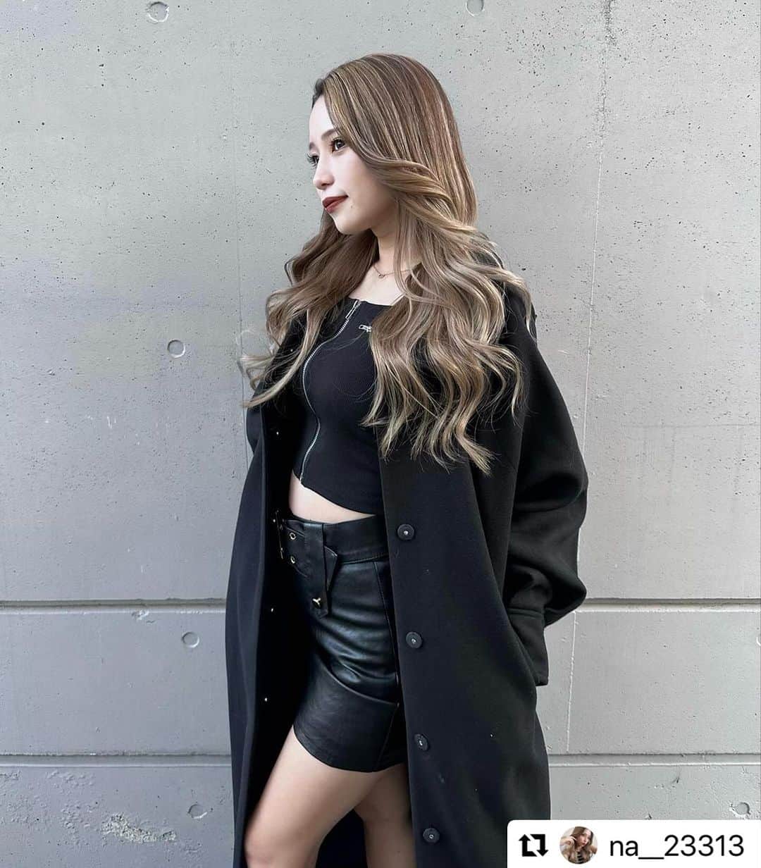 MURUAのインスタグラム：「#Repost @na__23313 with @use.repost ・・・ @murua_official 🖤  今年のコートはMURUAのスタンドカラーコートにした🧥 質感がめちゃ良くてボリューミーやけん トップスをニットとか着てても着やすいのが特徴👍🏽  ・・・ 着用アイテムは商品タグ or TOPのURLからチェック ▶︎▶︎ @murua_by_staff  #murua #murua_snap #ootd #ootdfashion #coordinate #fashion #murua2023aw」