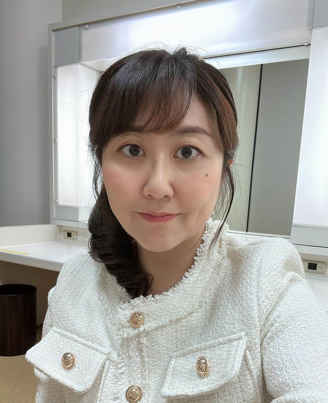 堀井亜生のインスタグラム：「先日のホンマでっか!?収録の楽屋から。  10年以上通ってるけどお台場に着くと緊張しますね。いつ慣れるのでしょうか。  他局ですが、この日はキングオブコントと収録が被り（偶然にも去年もでした）、携帯をいじらずに帰って最初から見ました。  実はSNSより1番怪しかったのが息子なので、ママは見てないから絶対に言わないようにと口止めして、ちゃんと秘密にしてくれました。 朝起きて私が見たよって言ったら猿とかゴリラとかかまかけてきました。かわいい🐒🦍。  結果は私が追いかけてるGAGとそいつどいつの先輩にあたるサルゴリラさんが優勝して感動しました。 サルゴリラさんの優勝について喜ぶ東京吉本の方々のツイートを見てるだけで興奮して朝方になってしまいました。 仲間の芸人さんたちが喜ぶ姿を見るのも賞レースの醍醐味です。  ここからはM-1なので、そちらに集中します。 次からR-1も年齢制限がなくなって私の推しの方々が出るので年明けも忙しいですし、そのあとセカンドもあるから、一年中賞レースで盛り上がりますね。  さんまさんとガッツリ収録してキングオブコント見れてお笑い浴びたなぁと思った1日でした！」