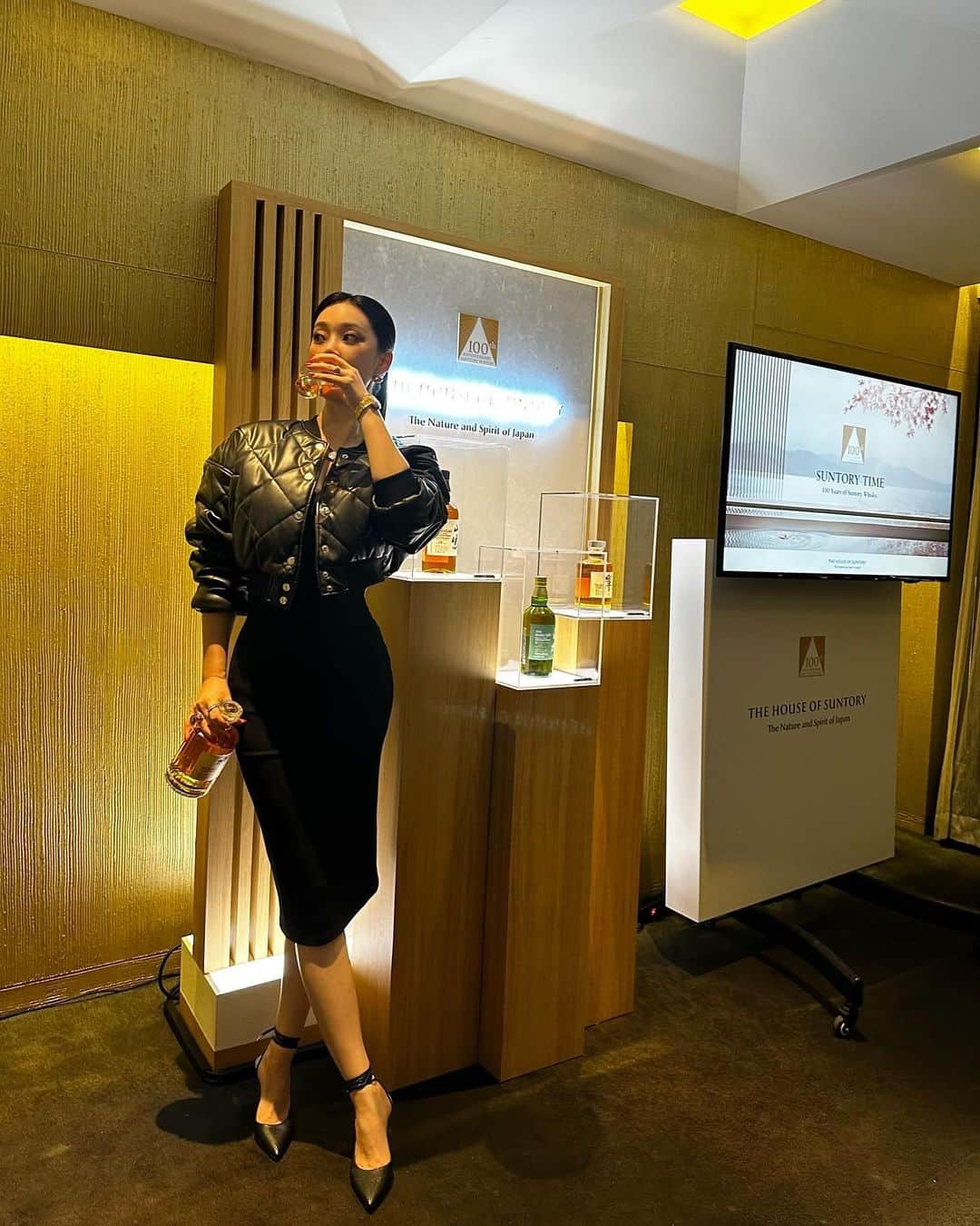 SAY のインスタグラム：「@suntorywhisky the 100th anniversary ! #산토리위스키100주년 #산토리타임 🖤」