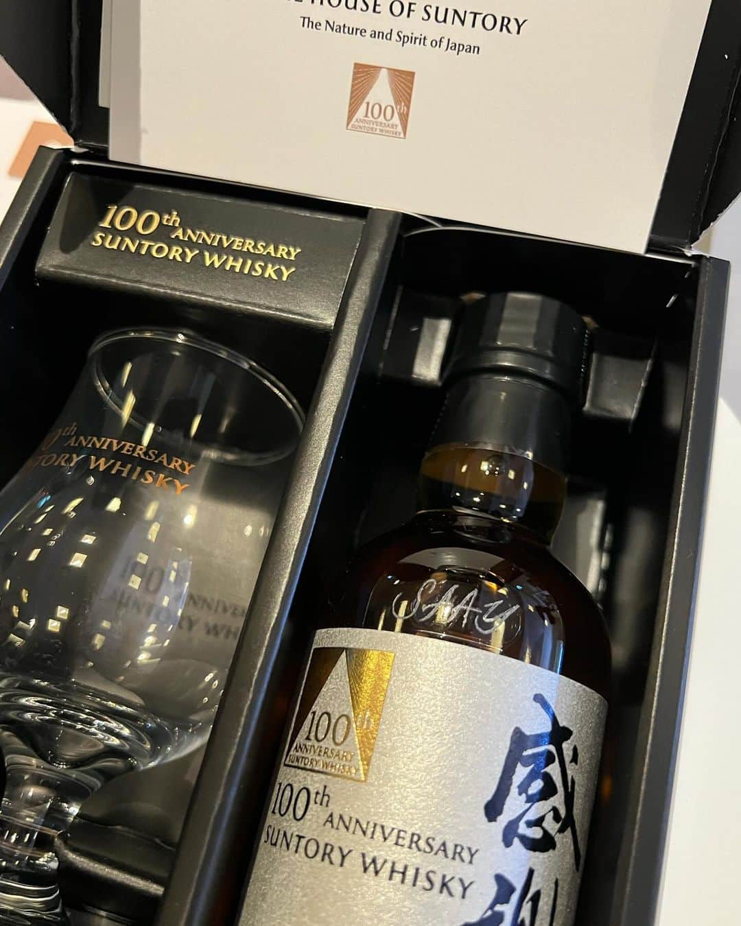 SAY さんのインスタグラム写真 - (SAY Instagram)「@suntorywhisky the 100th anniversary ! #산토리위스키100주년 #산토리타임 🖤」10月22日 23時09分 - saayworld