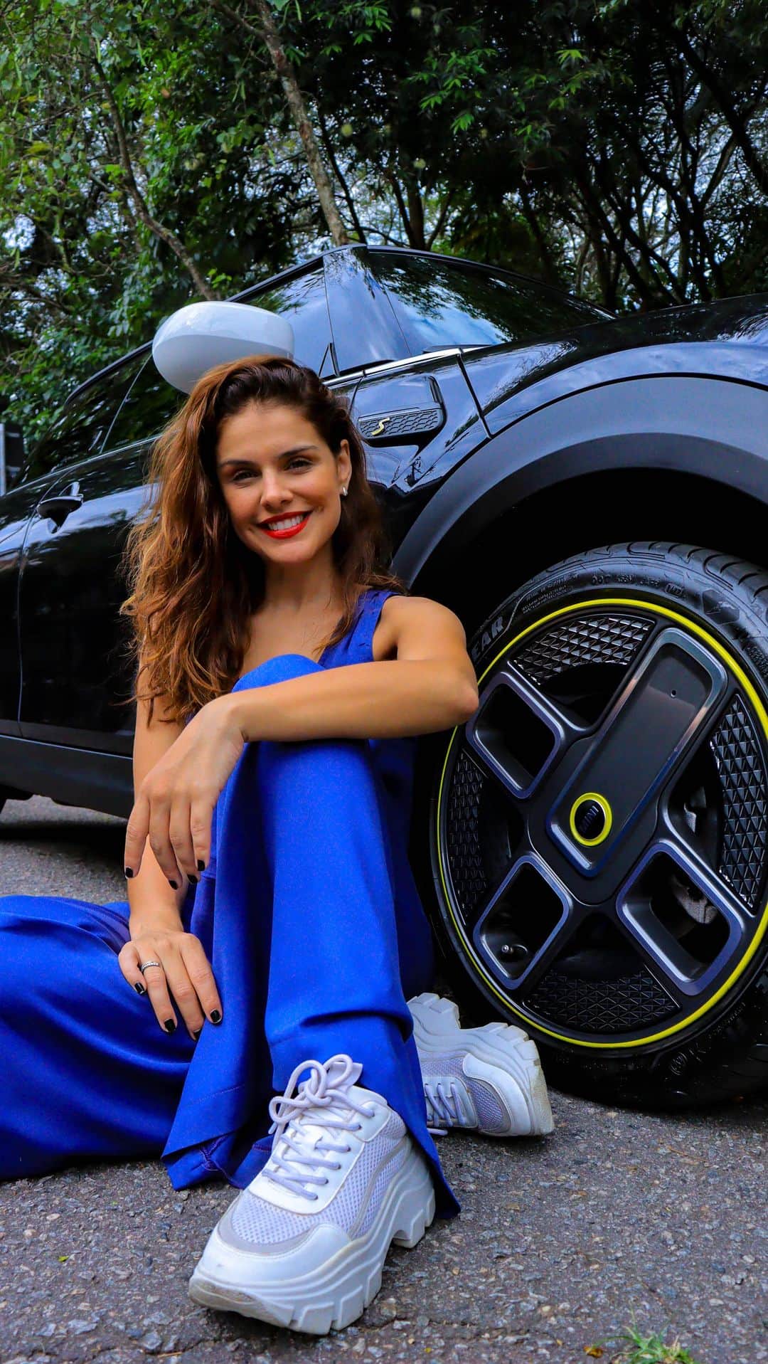 のインスタグラム：「Meu segredo REVELADO!  Eu sempre amei dirigir, mas na hora de estacionar, confesso,que não era a minha melhor habilidade!😬 Imaginem como fiquei quando soube que o meu MINI tem um assistente que me ajuda a fazer minhas temidas balizas? 😃  Agora minhas manobras de estacionamento perfeitas têm nome e sobrenome: Parking Assistant! Quando quero estacionar meu MINI Cooper S E, aciono o assistente com apenas um botão e aí é só seguir as recomendações. Assim estaciono fácil,fácil e rapidinho!   E você, é craque nas balizas ou precisa de uma ajudinha? 🙌🏽✨  @miniBrasil #MINIElectric #MINICooperSE」
