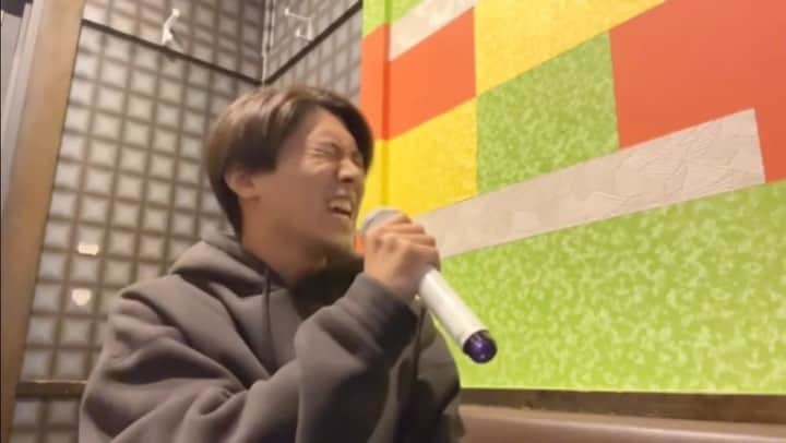 尼丁隆吉のインスタグラム：「「君という名の翼」  今日は本来なら さいたまスーパーアリーナの コブクロのライブに行く予定でした。  行けなくなったかわりに 沢山、コブクロの曲を 歌った夜でした🎤  黒田さんの体調が 早く良くなりますように🙏  #コブクロ #コブクロライブ  #君という名の翼」