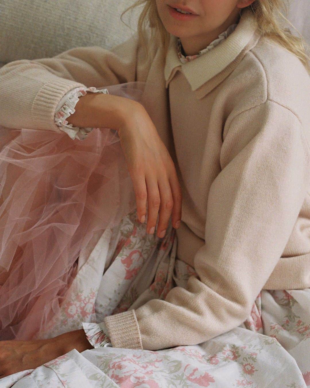 キャベジズ&ローゼズのインスタグラム：「Subtle, pared-back and delicately hued 🤍 #Knitwear styles are now available for preorder on our website #PreOrder #Knitwear #AW23 #BritishFashion Photography by @katylawrencefilm and Model @gretabellamacina」