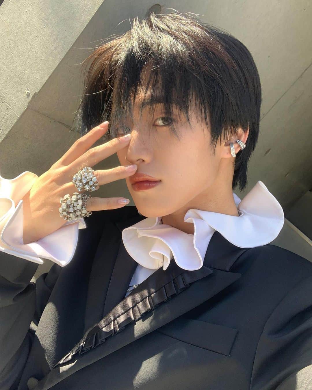 のインスタグラム：「Clothes like a prince 🤴✨  👔👖 : @prune.goldschmidt 💍 : @hpfrance_official 　　: @maisondixsept 💄 : @lancomeofficial   hairmake 💄: @jhun_hm  stylist 👗 : @uratiayara   #tiktok #douyin #tiktokjapan #douyinchina #reels #reelsinstagram #帥哥 #viral #china #douyintiktok #douyin #douyinboy #douyinmakeup #douyinchina #ulzzangkorea #ulzzang #ulzzangboy」