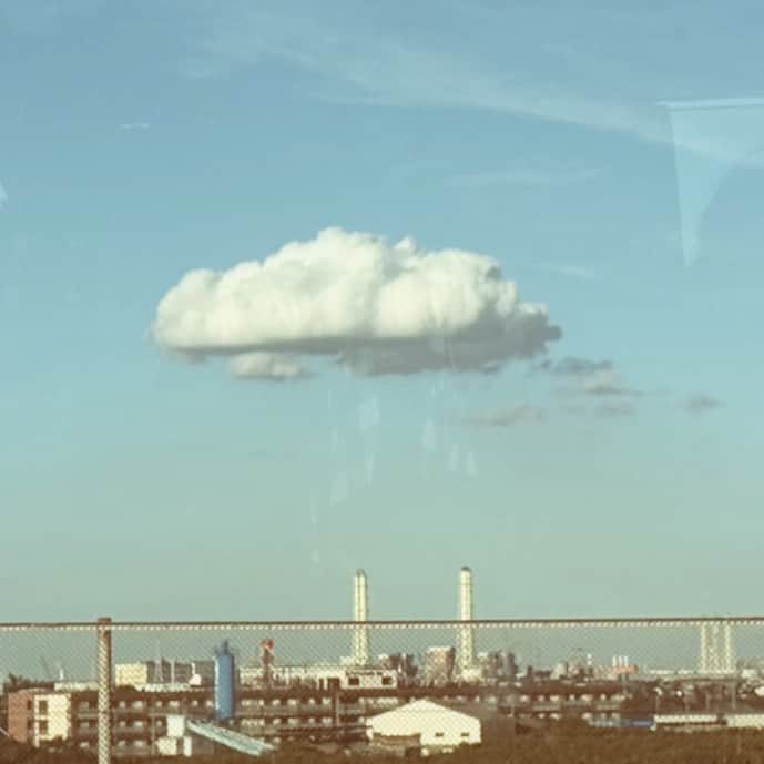 鶴田真由のインスタグラム：「秋の雲 ぽっかりと 空に浮かぶ  #秋の雲  #空に浮かぶ　#高速道路から見た景色」