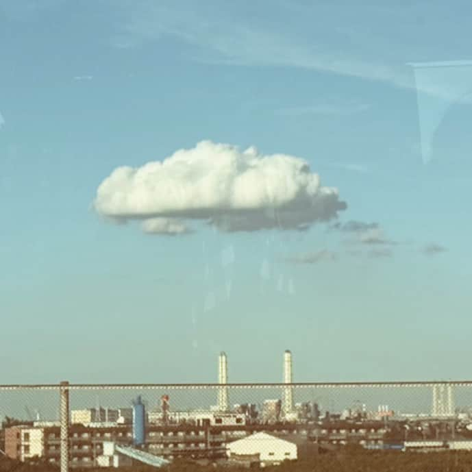 鶴田真由さんのインスタグラム写真 - (鶴田真由Instagram)「秋の雲 ぽっかりと 空に浮かぶ  #秋の雲  #空に浮かぶ　#高速道路から見た景色」10月22日 23時16分 - mayutsuruta